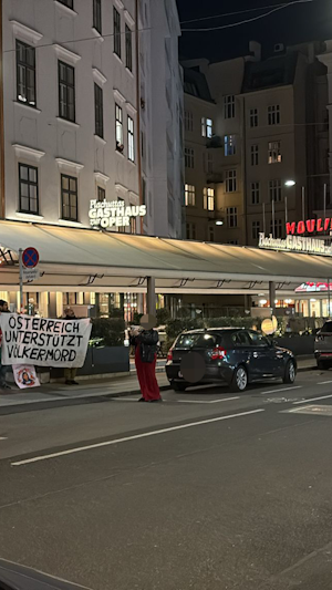 Pro-Palästina-Demo Wien: Wenig Teilnehmer bei Protest gegen Arik-Brauer-Publizistikpreis, Polizei und Gegen-Demo vor israelischem Lokal.