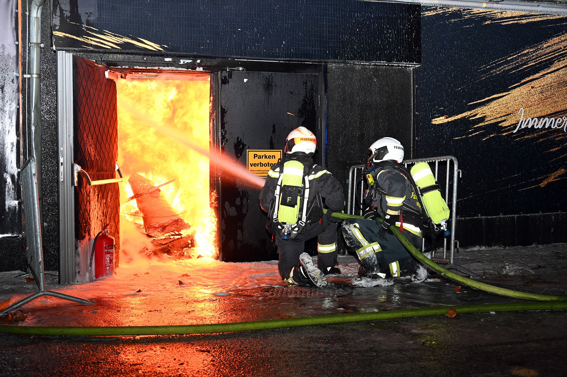Heute.at - Überall Flammen: Frau springt aus Fenster, rettet sich