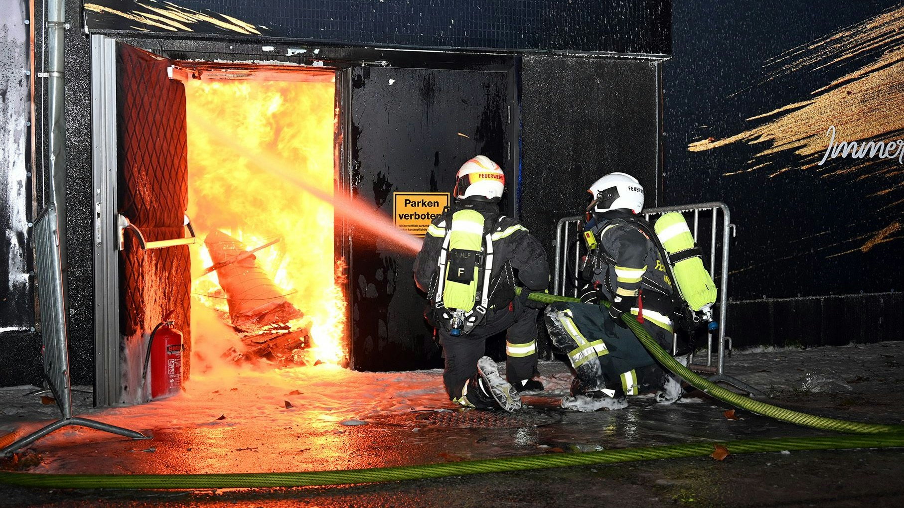 Heute.at - Überall Flammen: Frau springt aus Fenster, rettet sich
