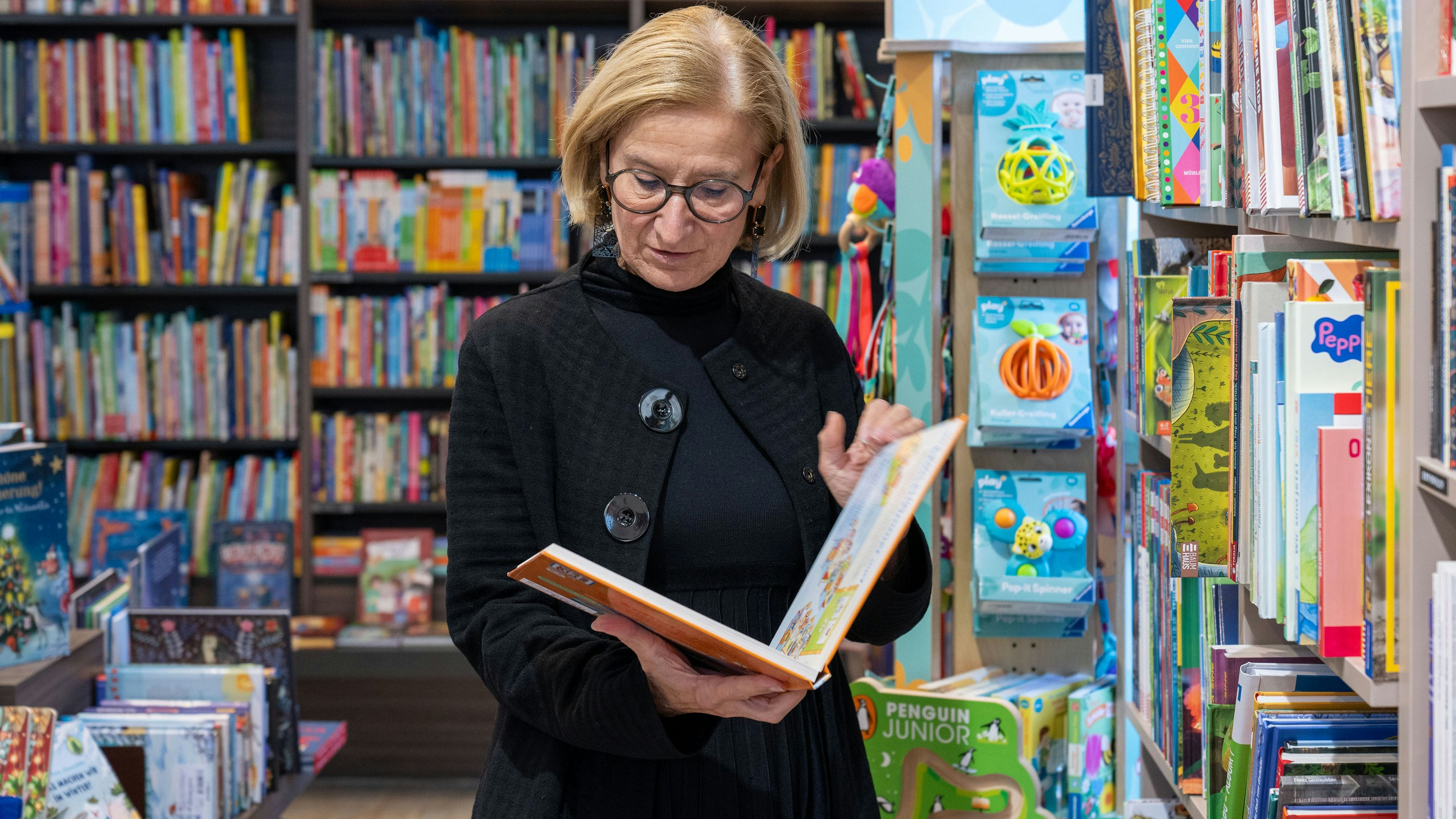 Landeshauptfrau Johanna Mikl-Leitner nahm sich vor der Pressekonferenz in der Buchhandlung Kral noch kurz Zeit zum Schmökern.