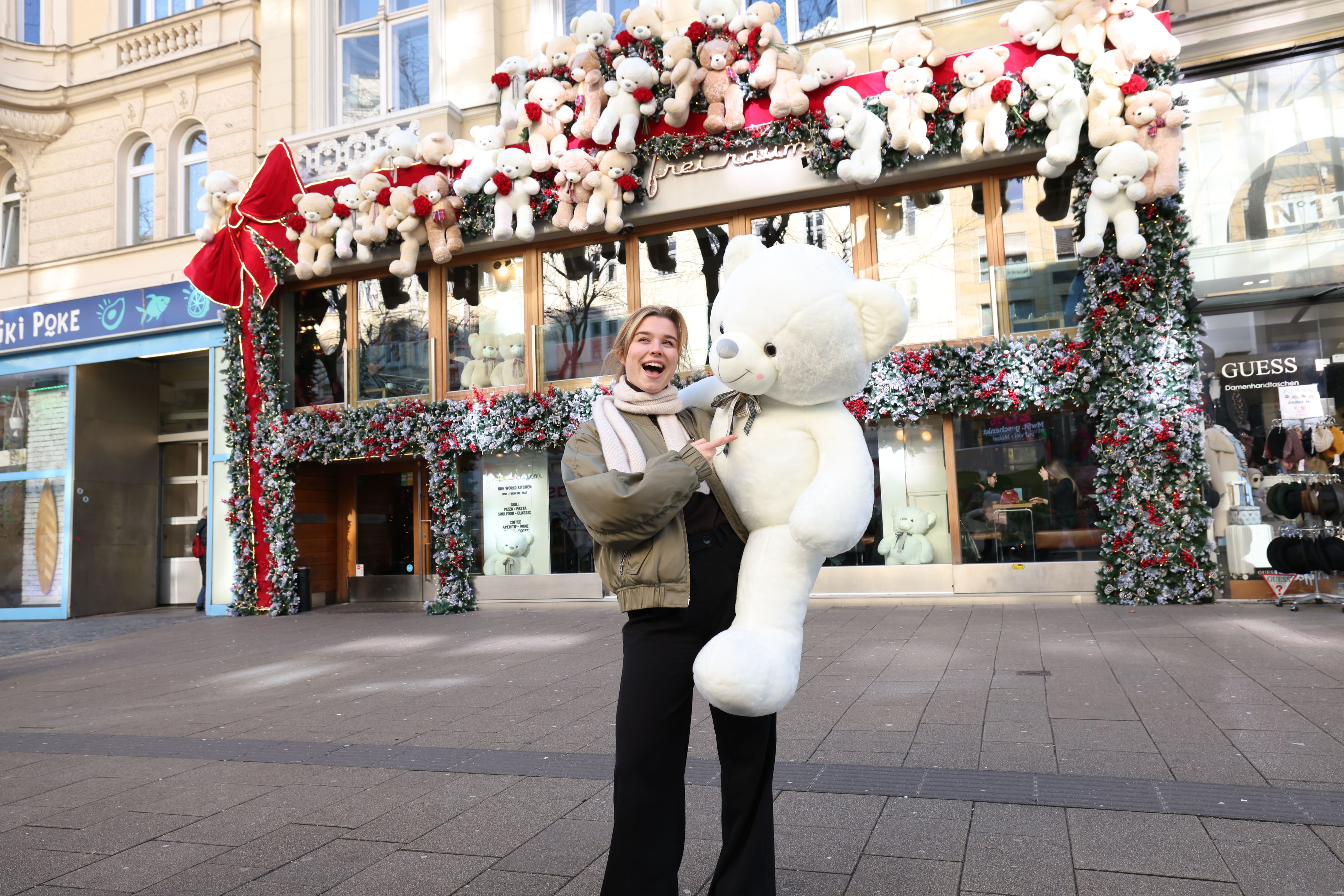 Das Freiraum auf der Mariahilfer Straße entzückt mit süßen Bären, Kunden und Passanten zeigen sich begeistert.
