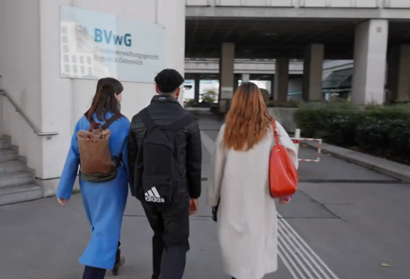 In dem Video wird anhand von zwei Beispielen eine Asylverhandlung erklärt.