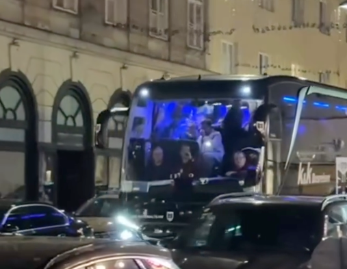 Heute.at - Alaba-Kumpel Martin Ho filmt Party-Bus vor Nobel-Lokal