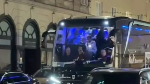 Heute.at - Alaba-Kumpel Martin Ho filmt Party-Bus vor Nobel-Lokal