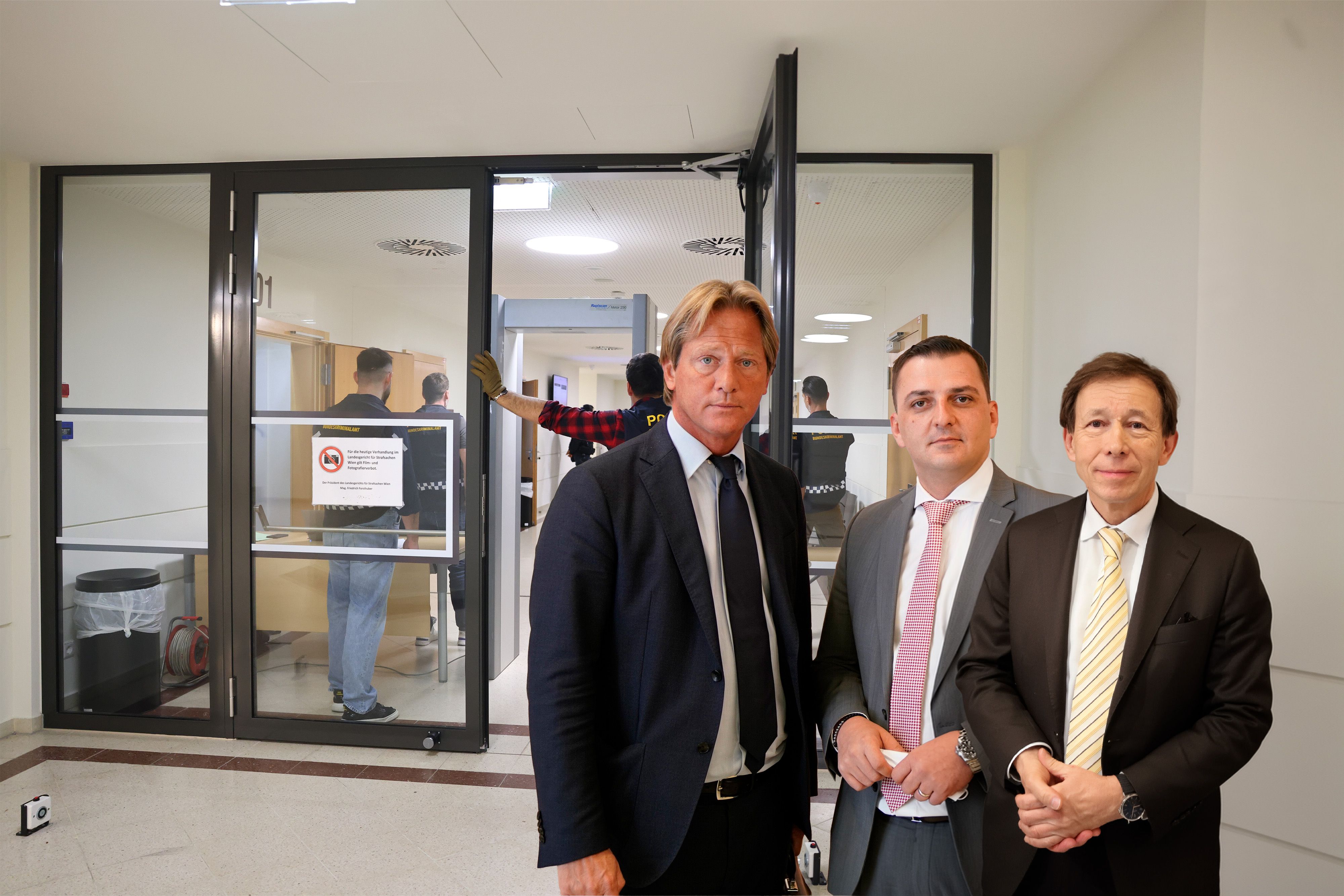 Motivierte Kripobeamte kontrollierten akribisch am Eingang vor dem Saal. Massive Sicherheitsvorkehrungen wurden getroffen. Die Top-Anwälte Alexander Philipp, Mirsad Musliu und Rudi Mayer verteidigten die beiden Angeklagten.