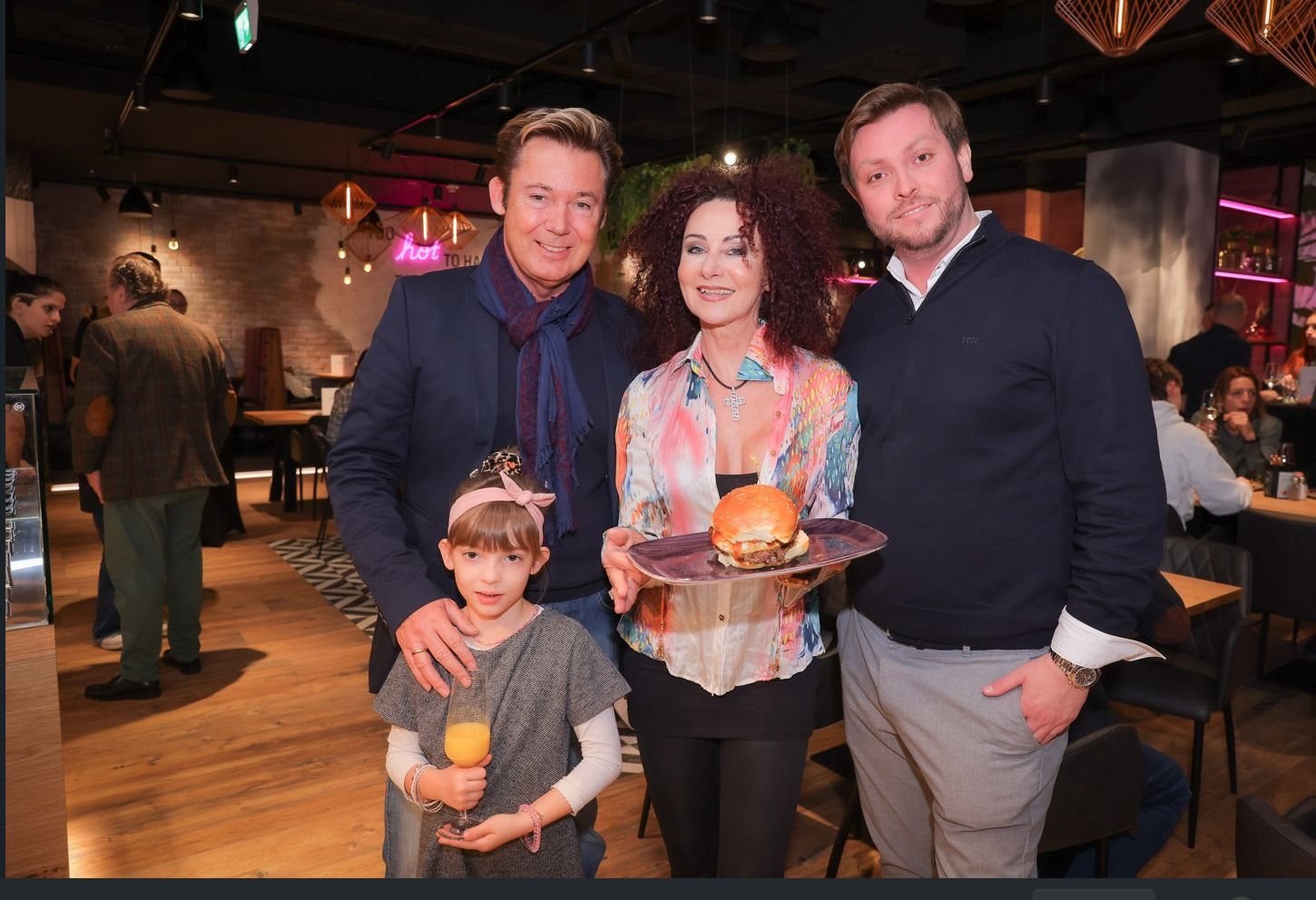 Dennis Jale mit Tochter Jaylin, Christina Lugner und Peter Schaider Junior