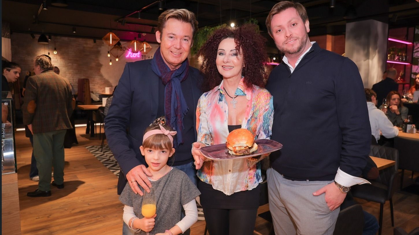 Heute.at - Das große Schlemmen: Mausi Lugner verspeist Rudolf