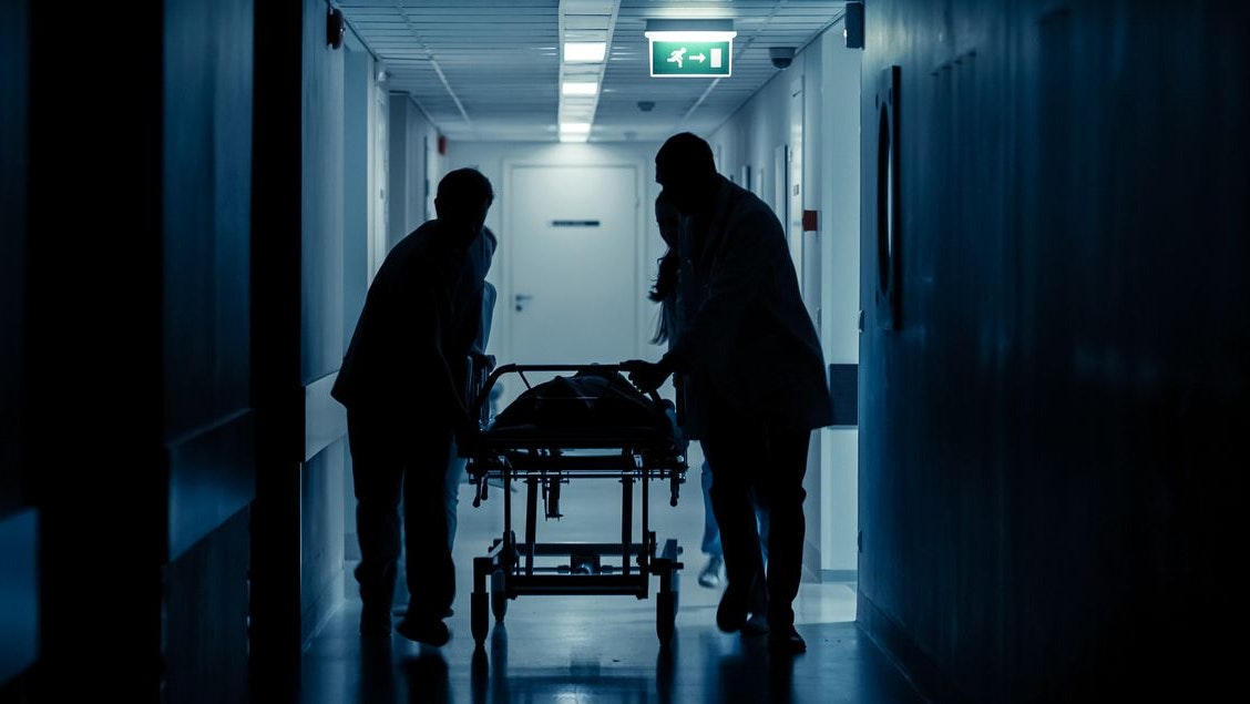 Heute.at - Mitarbeiter spielte neben Toten Highway To Hell ab