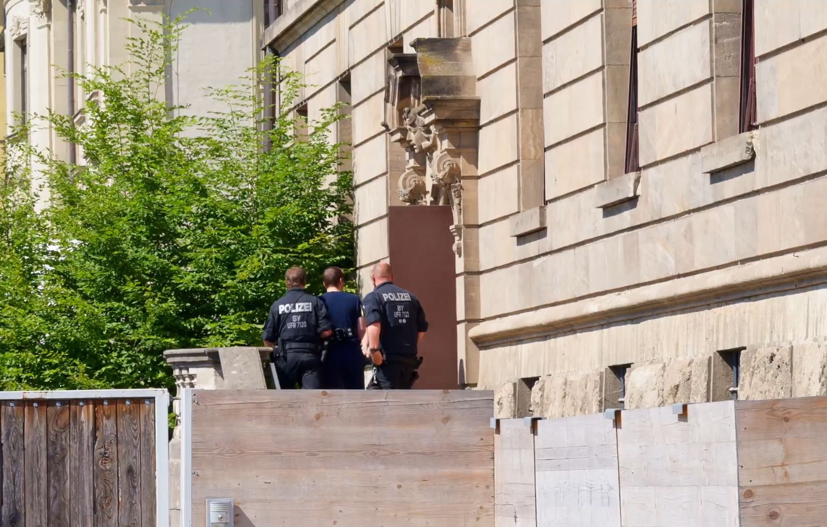 Der 22-Jährige wurde des Mordes angeklagt und in eine Haftanstalt überstellt.