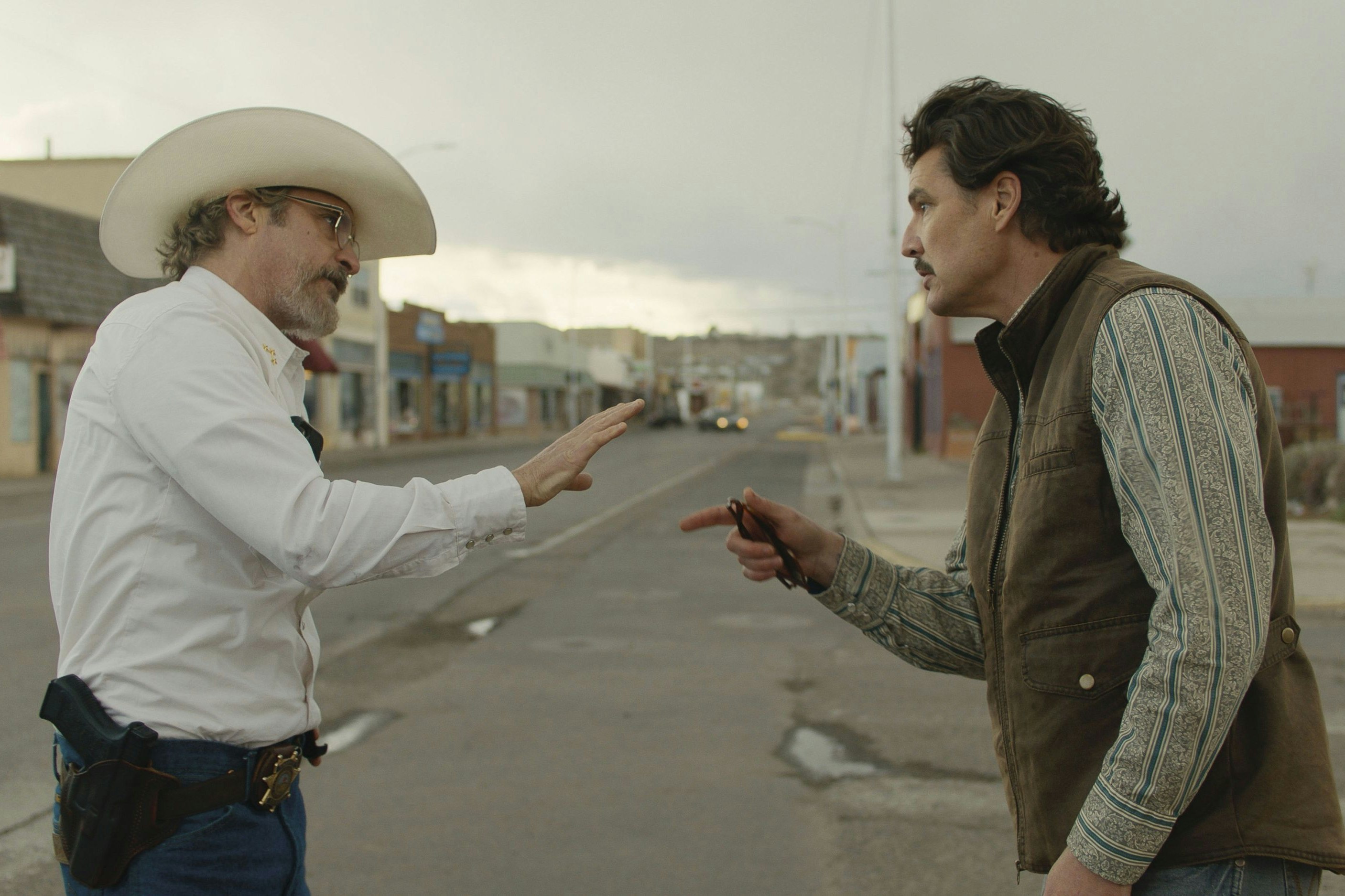 Corona-Aufarbeitung "Eddington": Bürgermeister Ted Garcia (Pedro Pascal, r.) und Sheriff Joe Cross (Joaquin Phoenix) geraten sich in die Haare