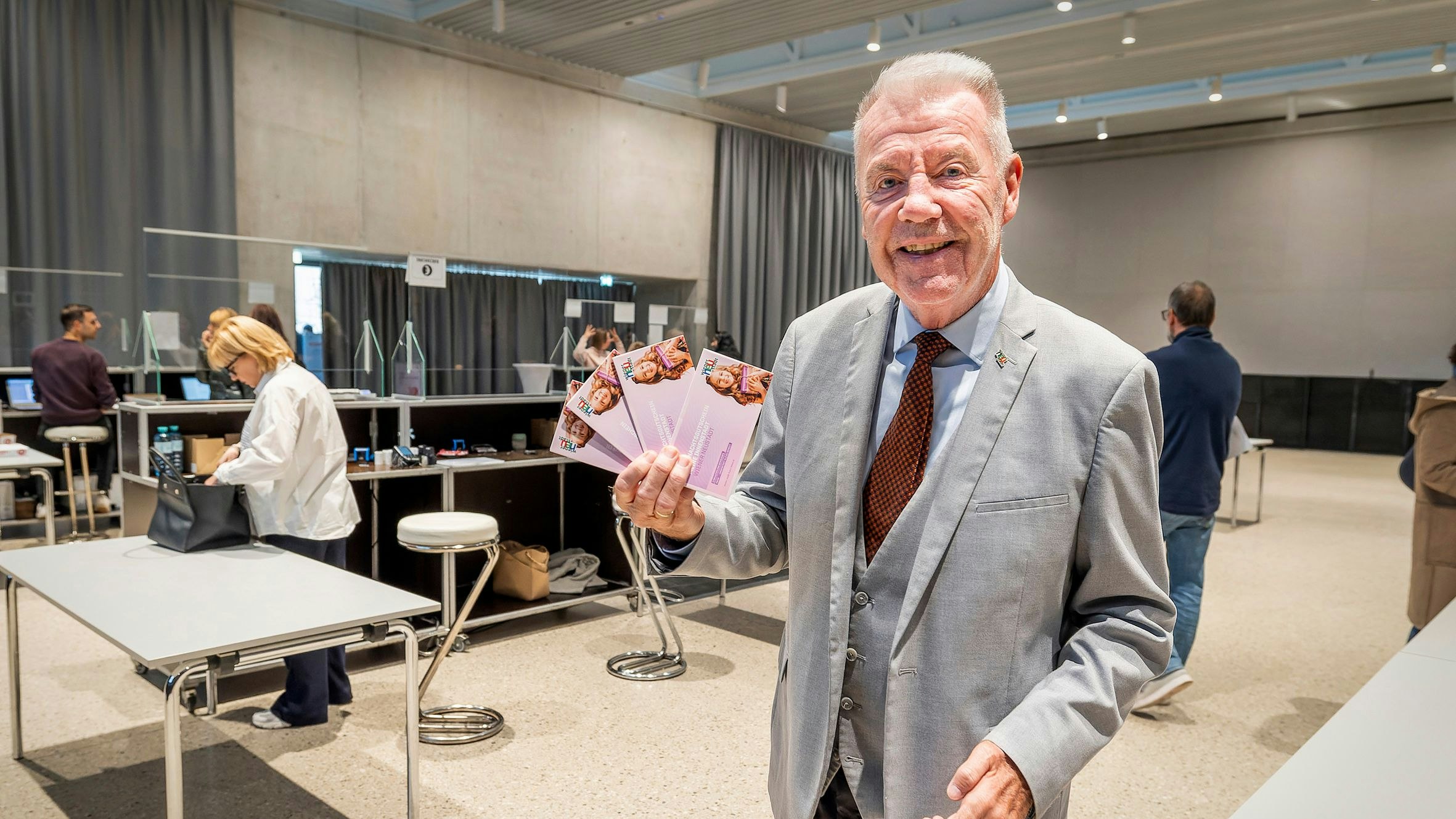 Bürgermeister Klaus Schneeberger beim Lokalaugenschein kurz vor der Öffnung