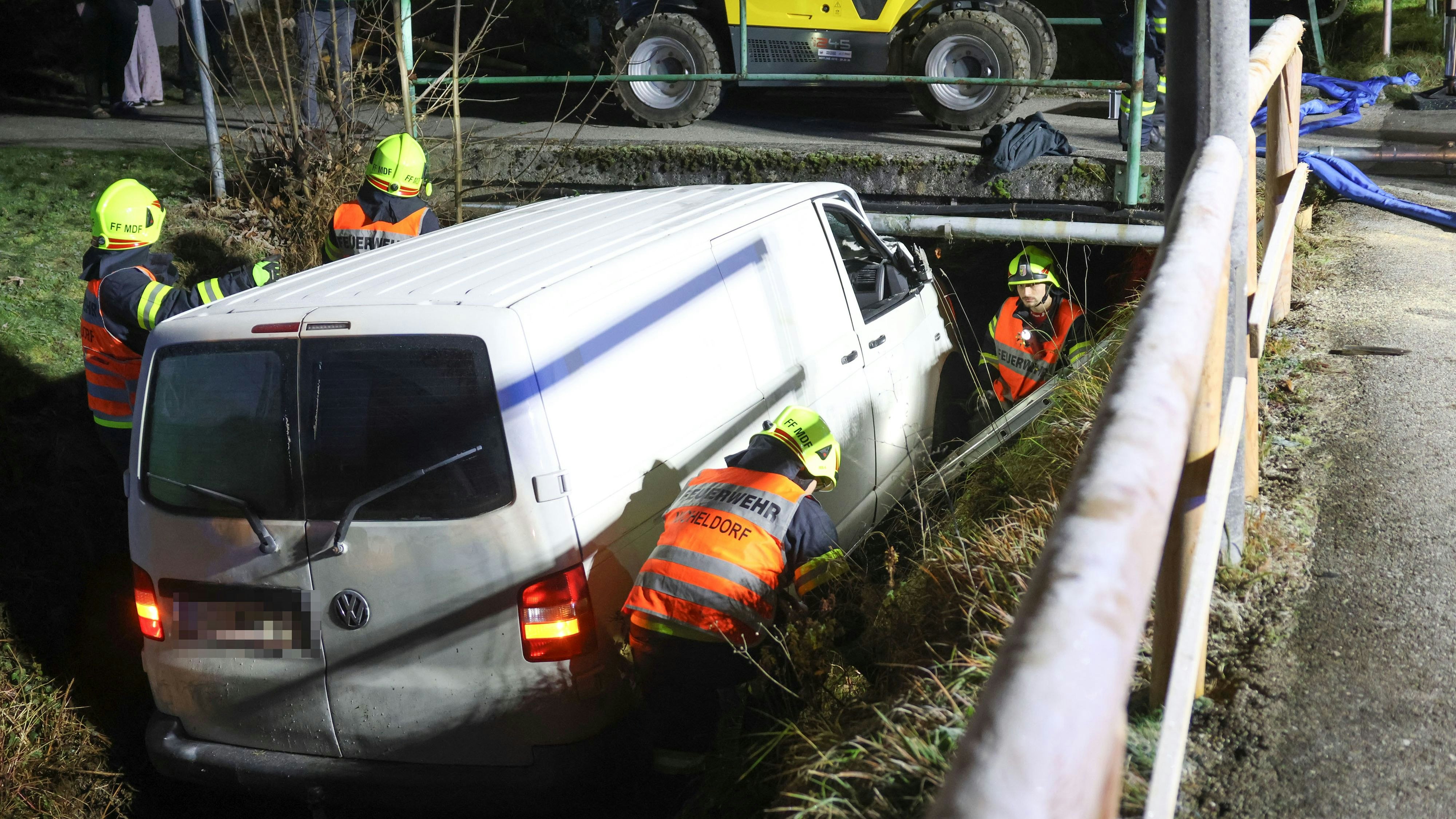 Heute.at - VW-Transporter steckt in Bachbett unter Brücke fest