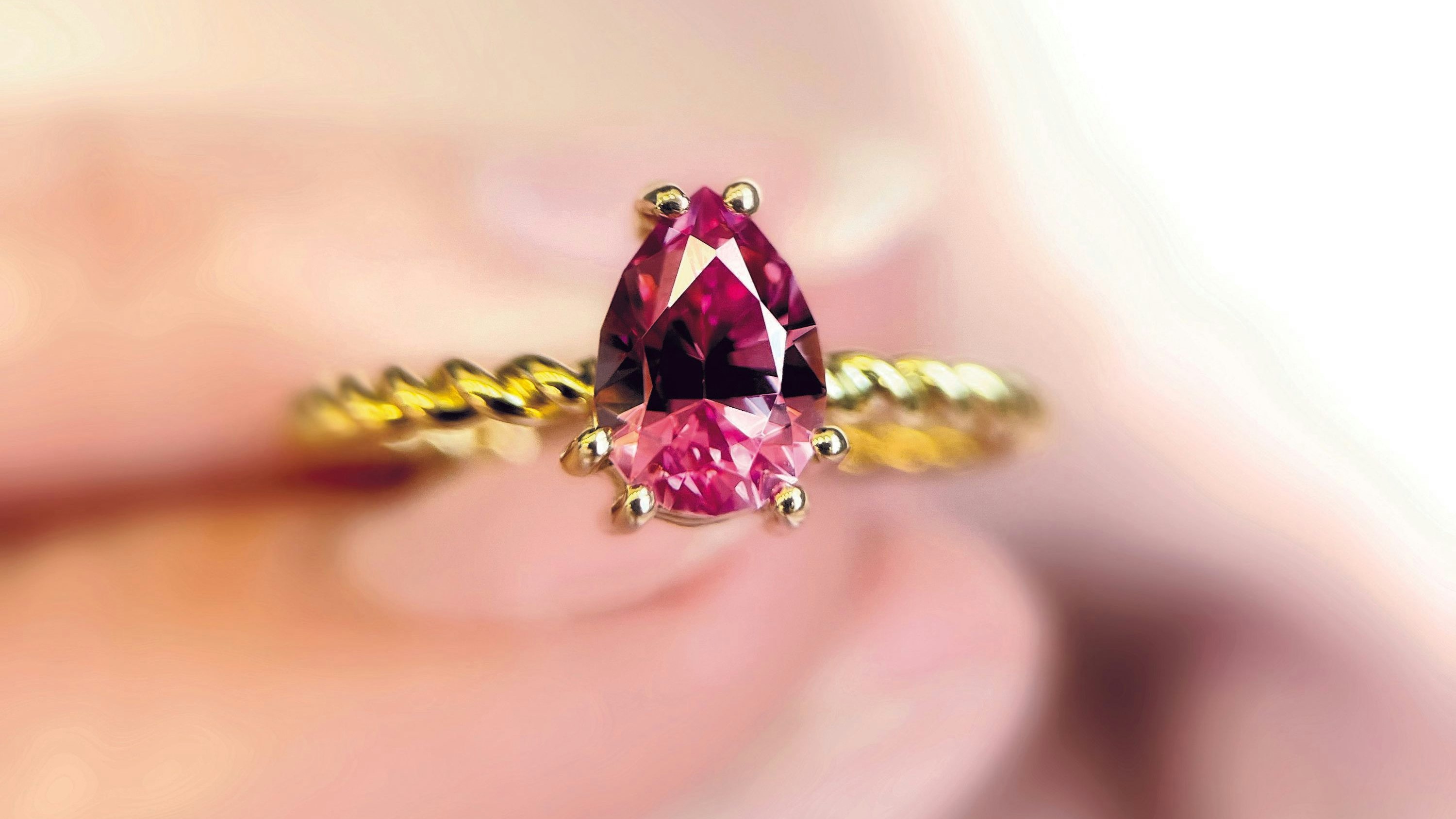 Aus der Asche können Edelsteine, wie Diamanten, Rubine oder Saphire entstehen.