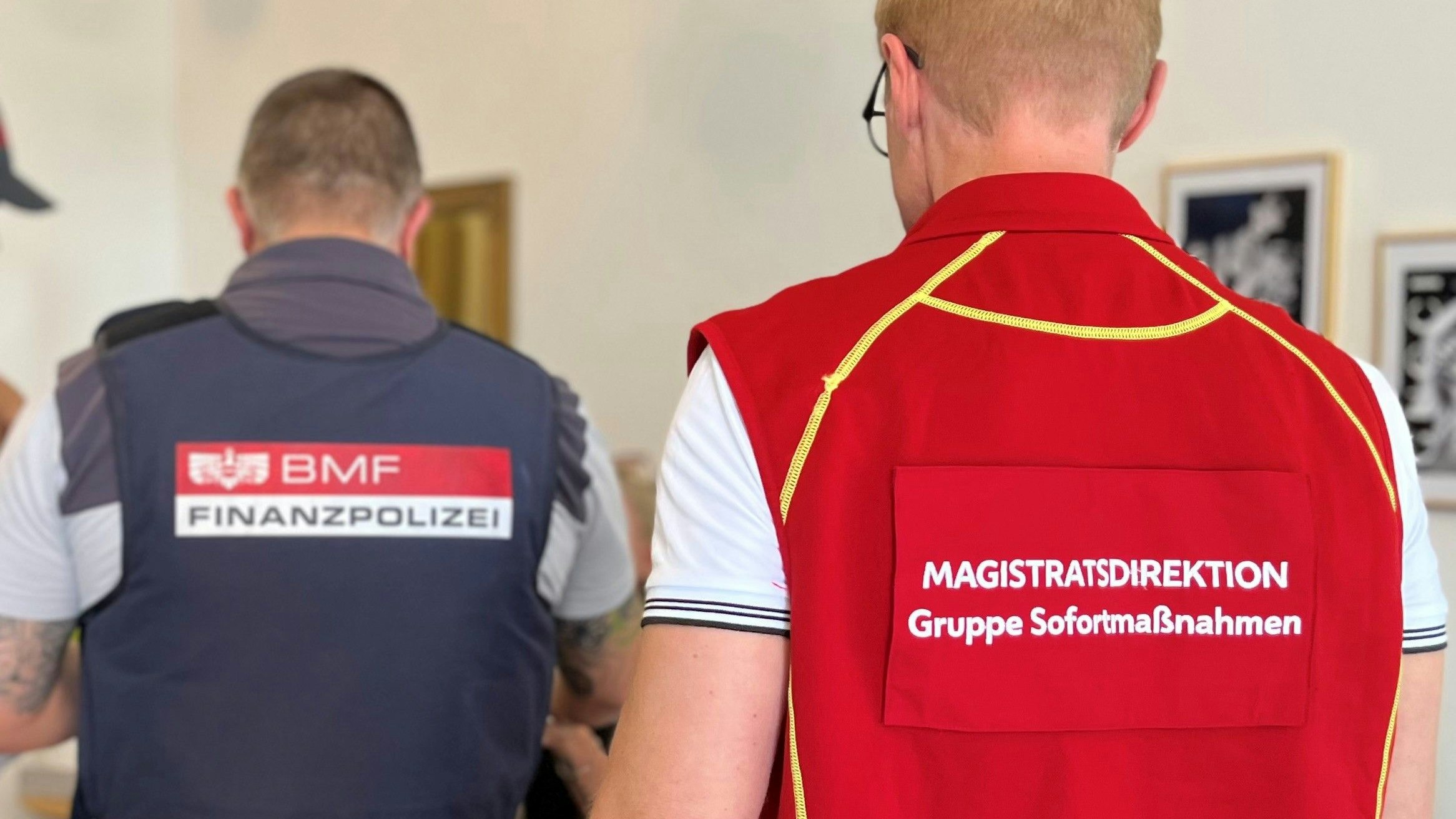 Heute.at - Razzia in Asia-Lokal! Mitarbeiter kriecht in Schrank