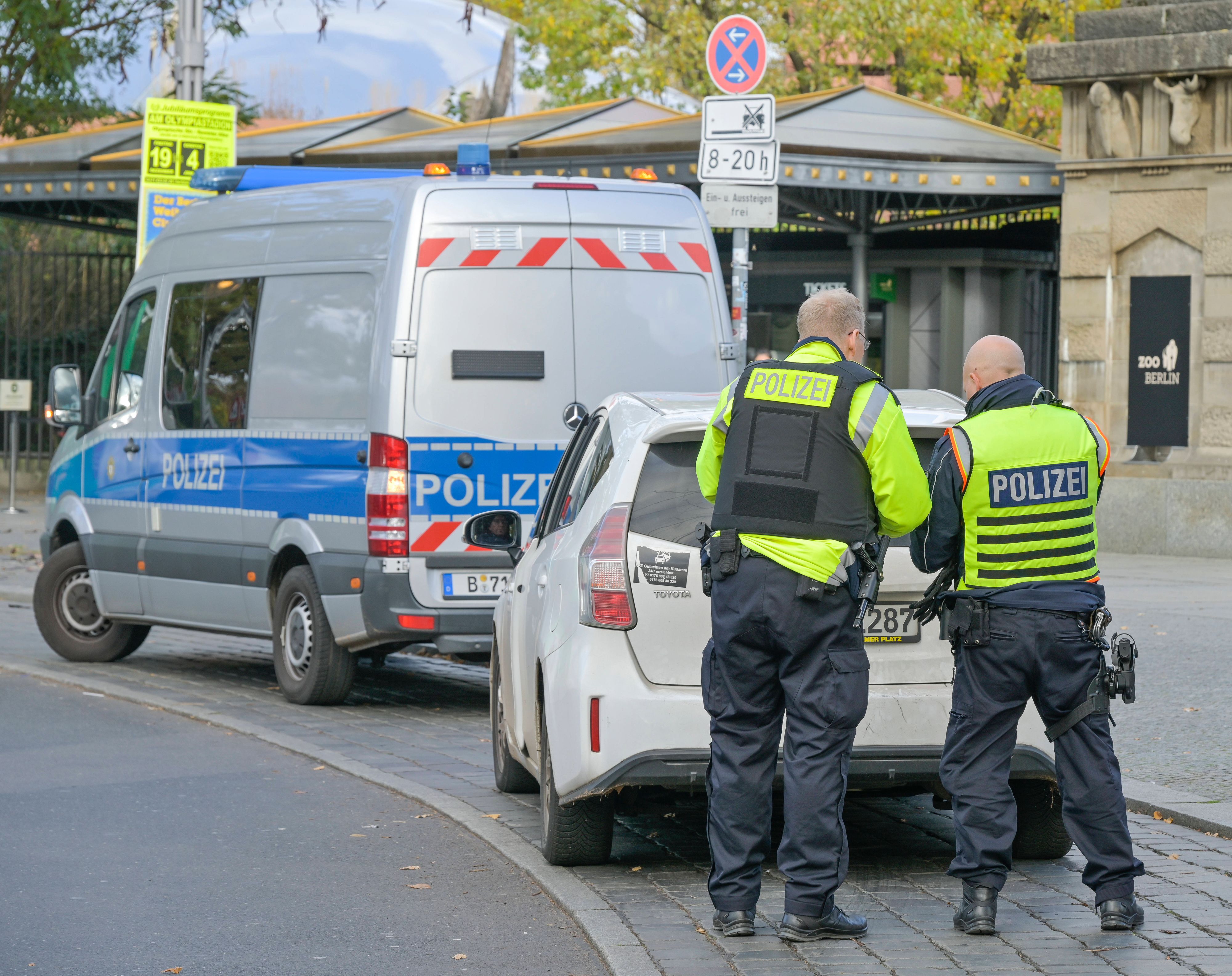 Bei einer Kontrolle entdeckten die Polizisten die leblose Frau am Rücksitz.