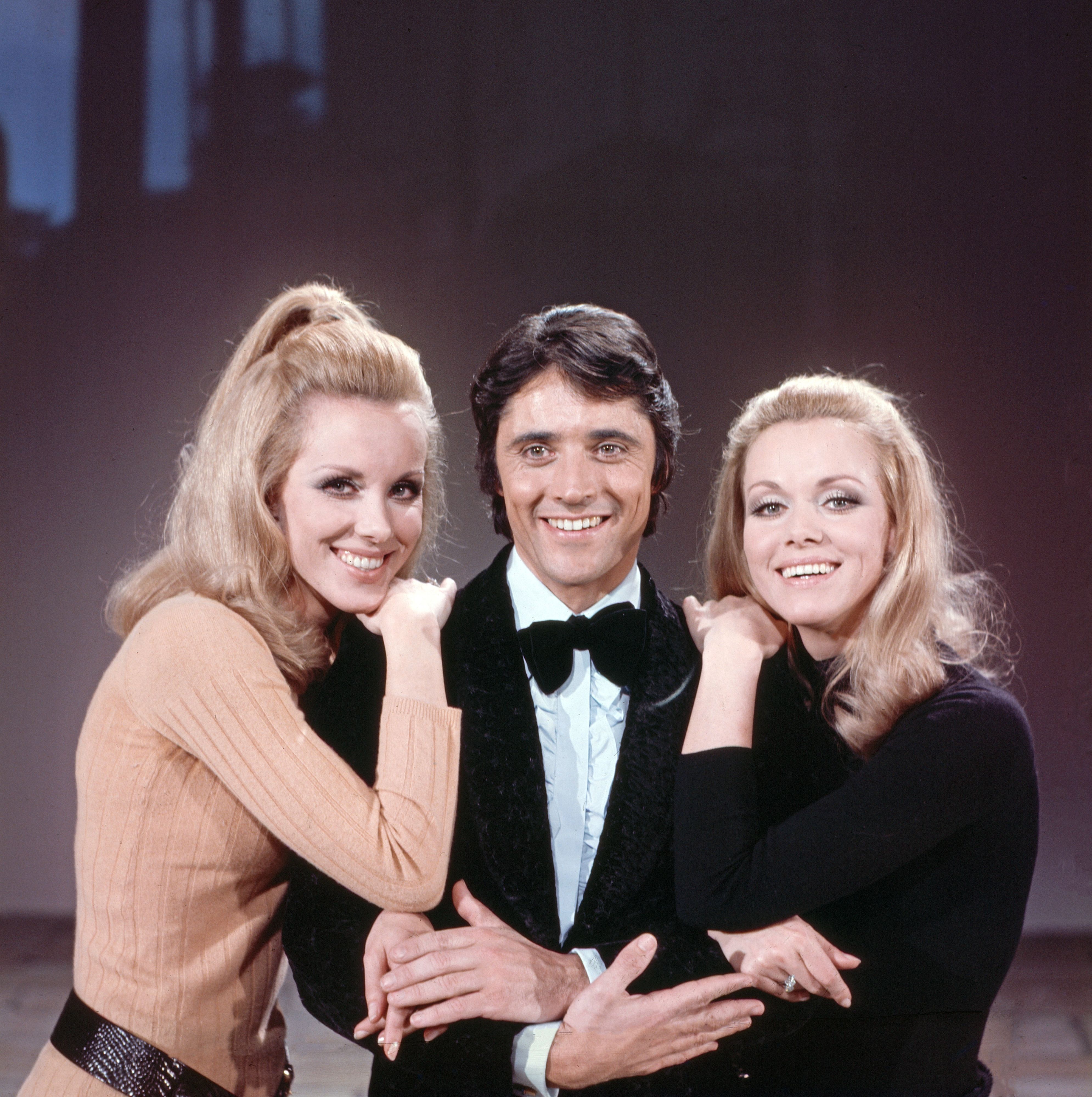 Alice und Ellen Kessler mit dem französischen Sänger Sacha Distel (✝ 2004) im Jahr 1971.