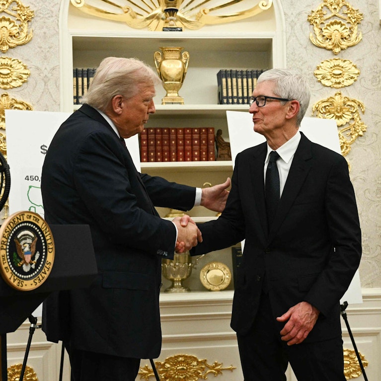 Sie schenken ihm Uhren, Gold, ihre ganze Aufmerksamkeit. Donald Trump versteht sich als Mann der Wirtschaft – und das lässt er Top-Manager täglich spüren. Was die CEOs alles tun, um den Mann im Weißen Haus für sich zu gewinnen.  Einiges ist zum Fremdschämen.