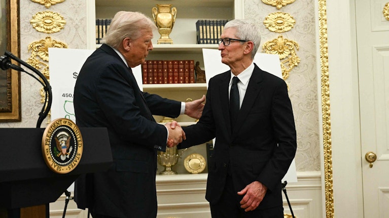 Sie schenken ihm Uhren, Gold, ihre ganze Aufmerksamkeit. Donald Trump versteht sich als Mann der Wirtschaft – und das lässt er Top-Manager täglich spüren. Was die CEOs alles tun, um den Mann im Weißen Haus für sich zu gewinnen.  Einiges ist zum Fremdschämen.