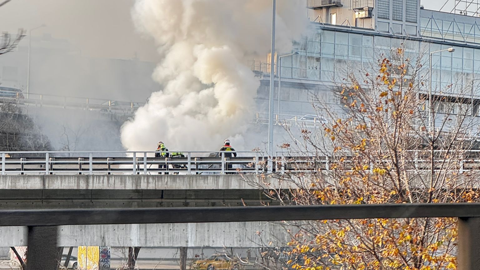 Heute.at - Rauchsäule! Mercedes geht auf Nordbrücke in Flammen auf