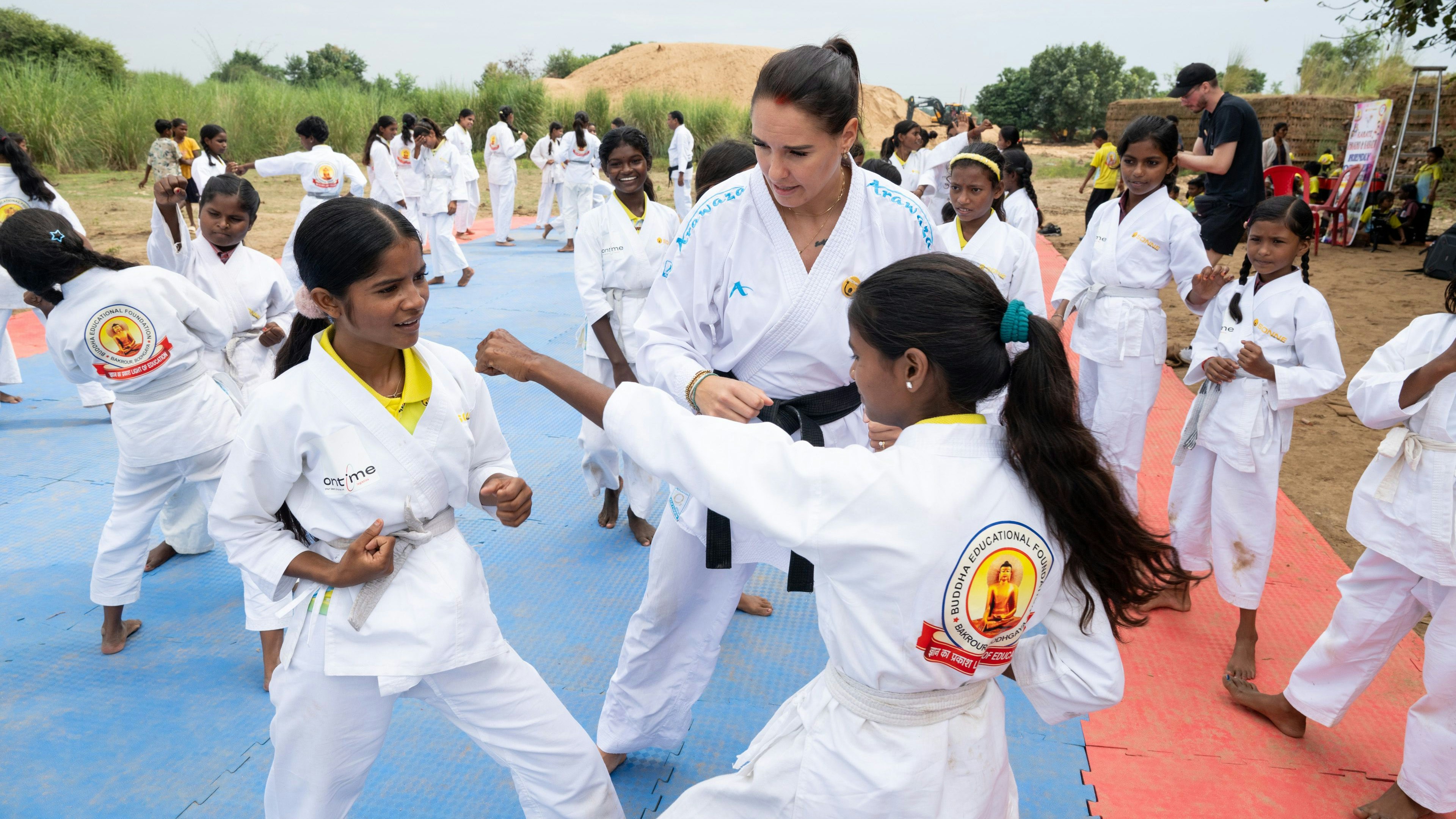 Heute.at - Karate-Weltmeisterin macht Mädchen in Indien stark