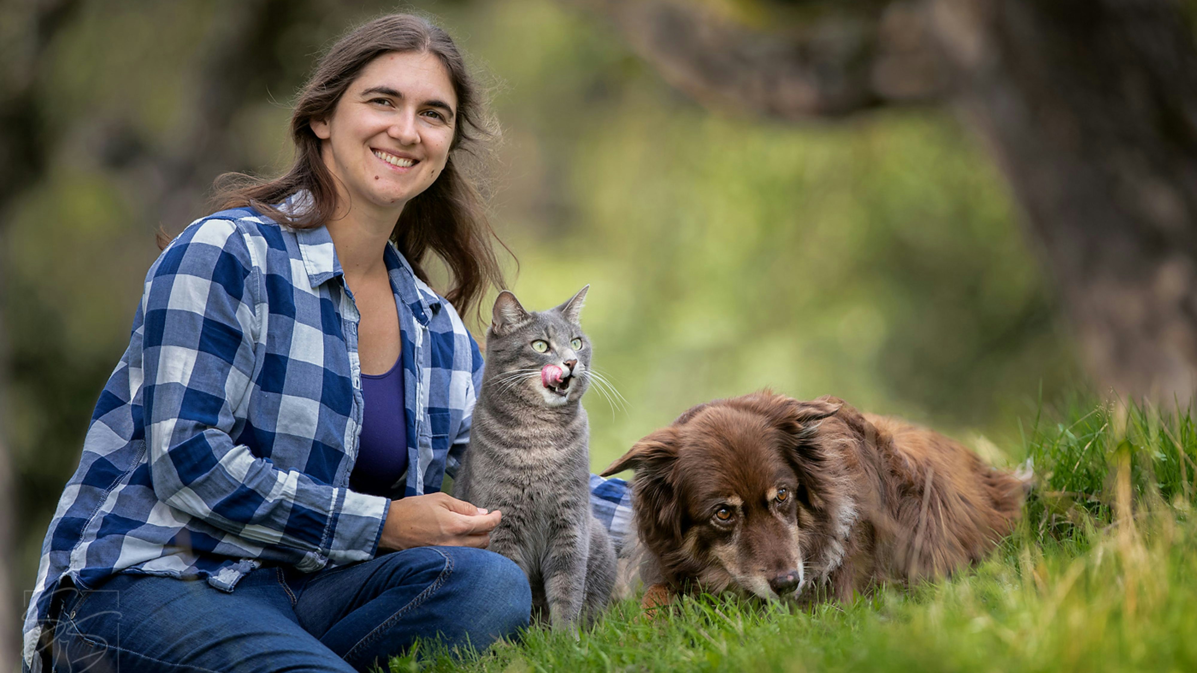 Autorin Renate Deimel mit Katz' und Hund. 