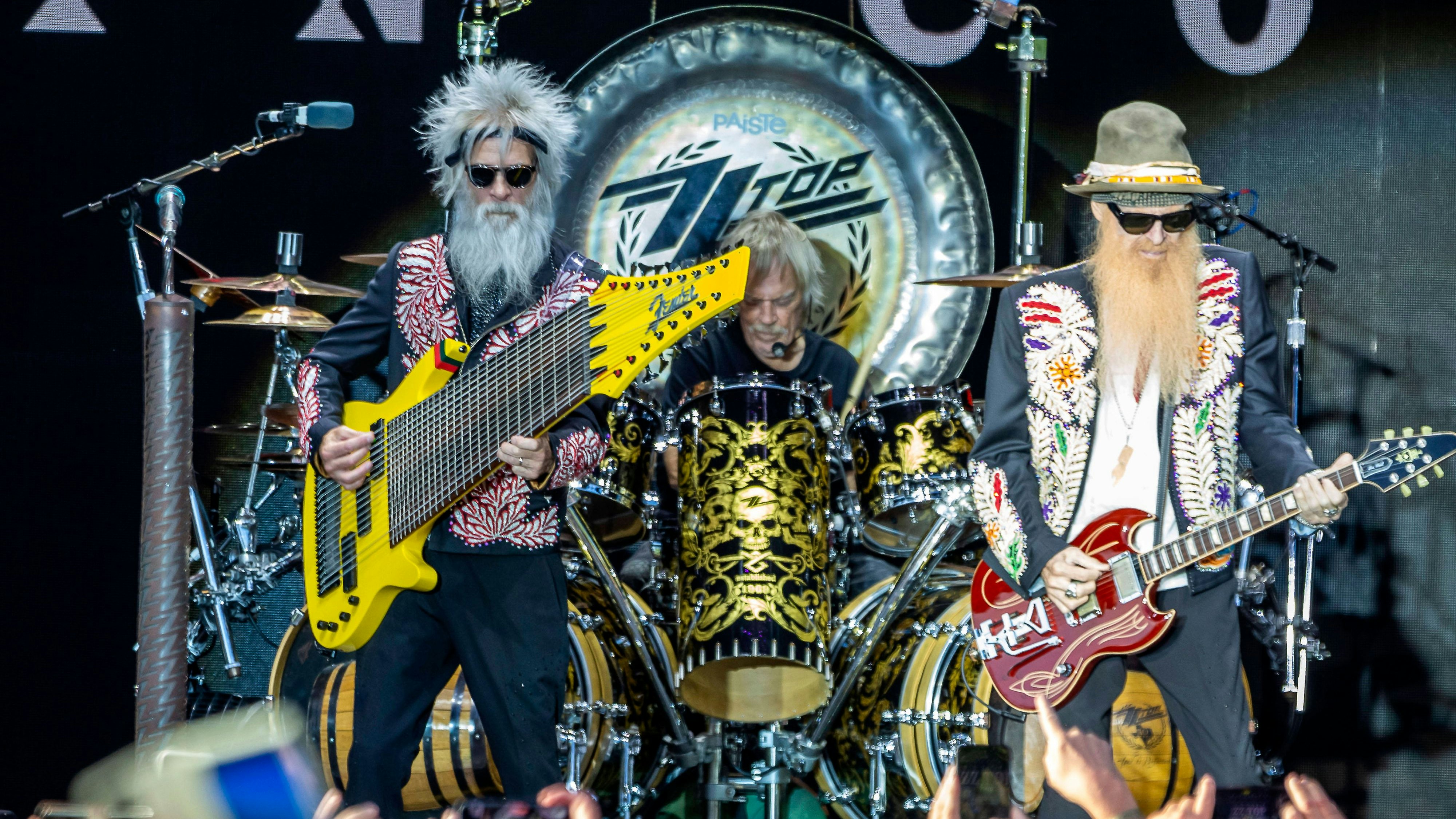 Elwood Francis, Frank Beard und Billy Gibbons von ZZ Top live beim Sommerfestival 2024 unter dem Motto Beats, Bands und Beach in der Autostadt. Wolfsburg, 13.07.2024 *** Elwood Francis, Frank Beard and Billy Gibbons from ZZ Top live at the Summer Festival 2024 under the motto Beats, Bands and Beach in the Autostadt Wolfsburg, 13 07 2024 Foto:xC.xSpeidelx/xFuturexImagex zztop_4766