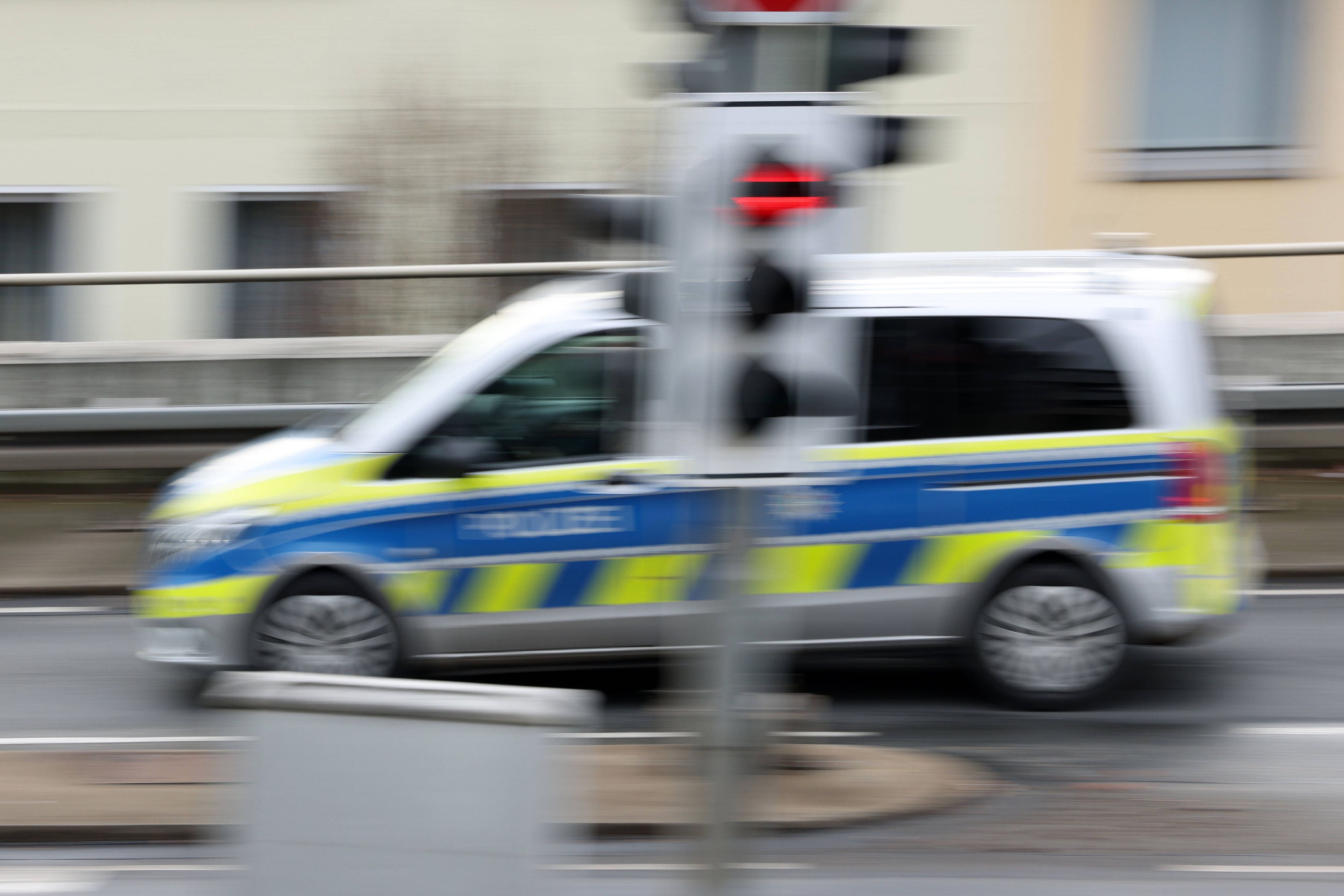 Die Polizei wurde am Samstagabend zum Parkplatz eines Supermarktes alarmiert.