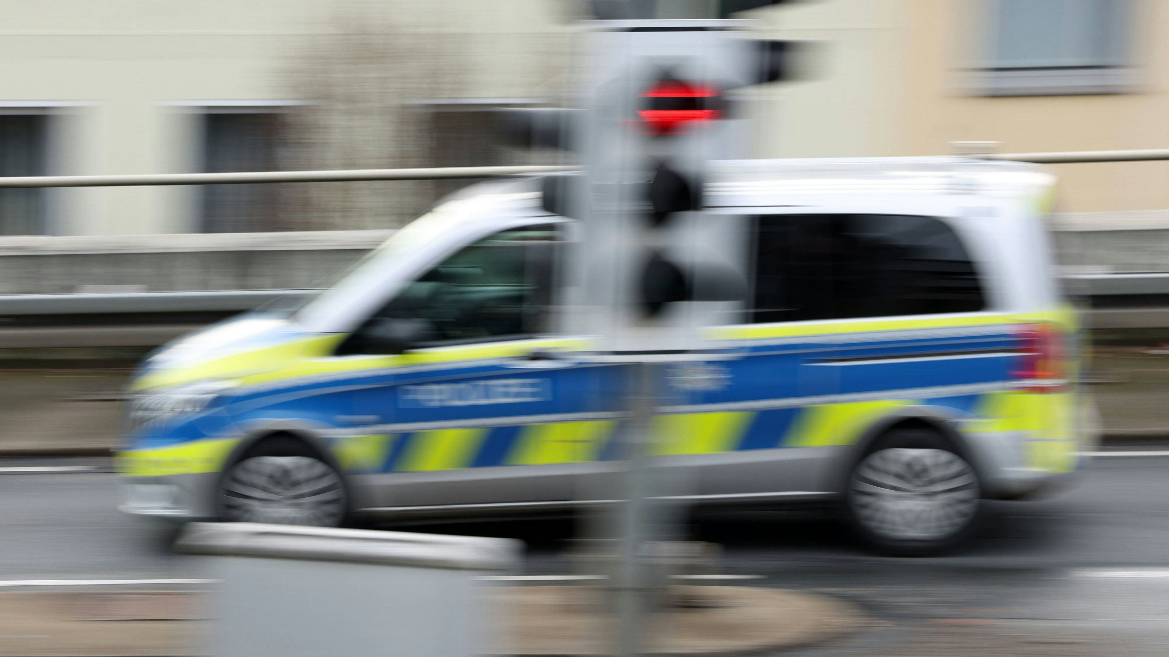 Heute.at - Haftbefehl! Gesuchter schleift Polizisten mit Auto mit