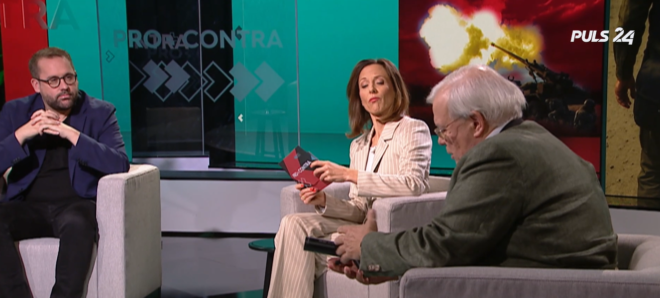 Wehrschütz hatte eine Anti-Drohnen-Pistole dabei, mit der er in der Sendung herumhantierte.