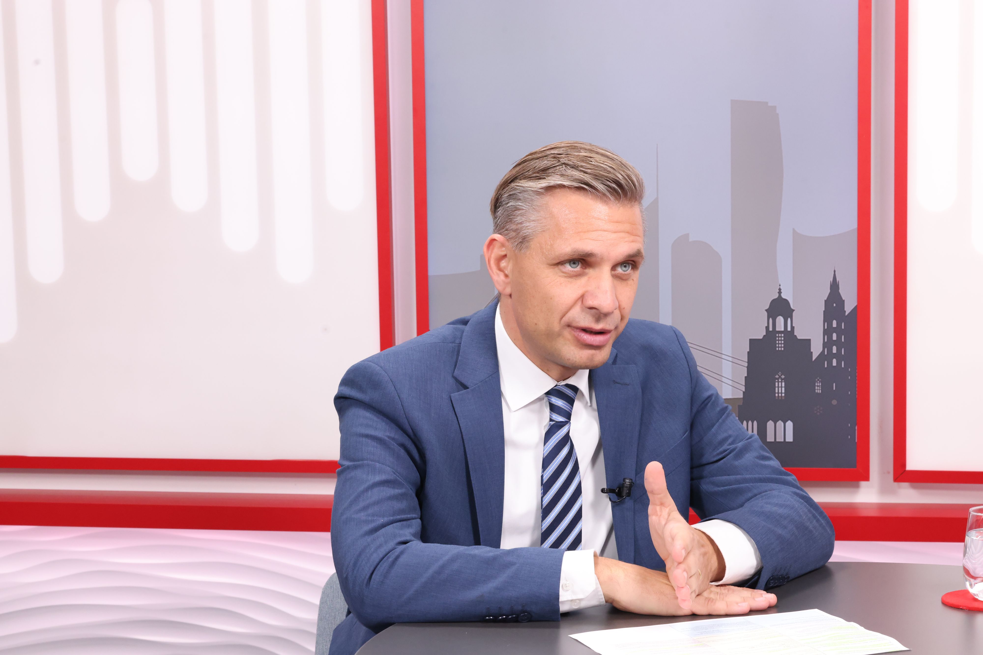 Wirtschaftsminister Wolfgang Hattmannsdorfer kritisiert das Büro von Schellhorn.