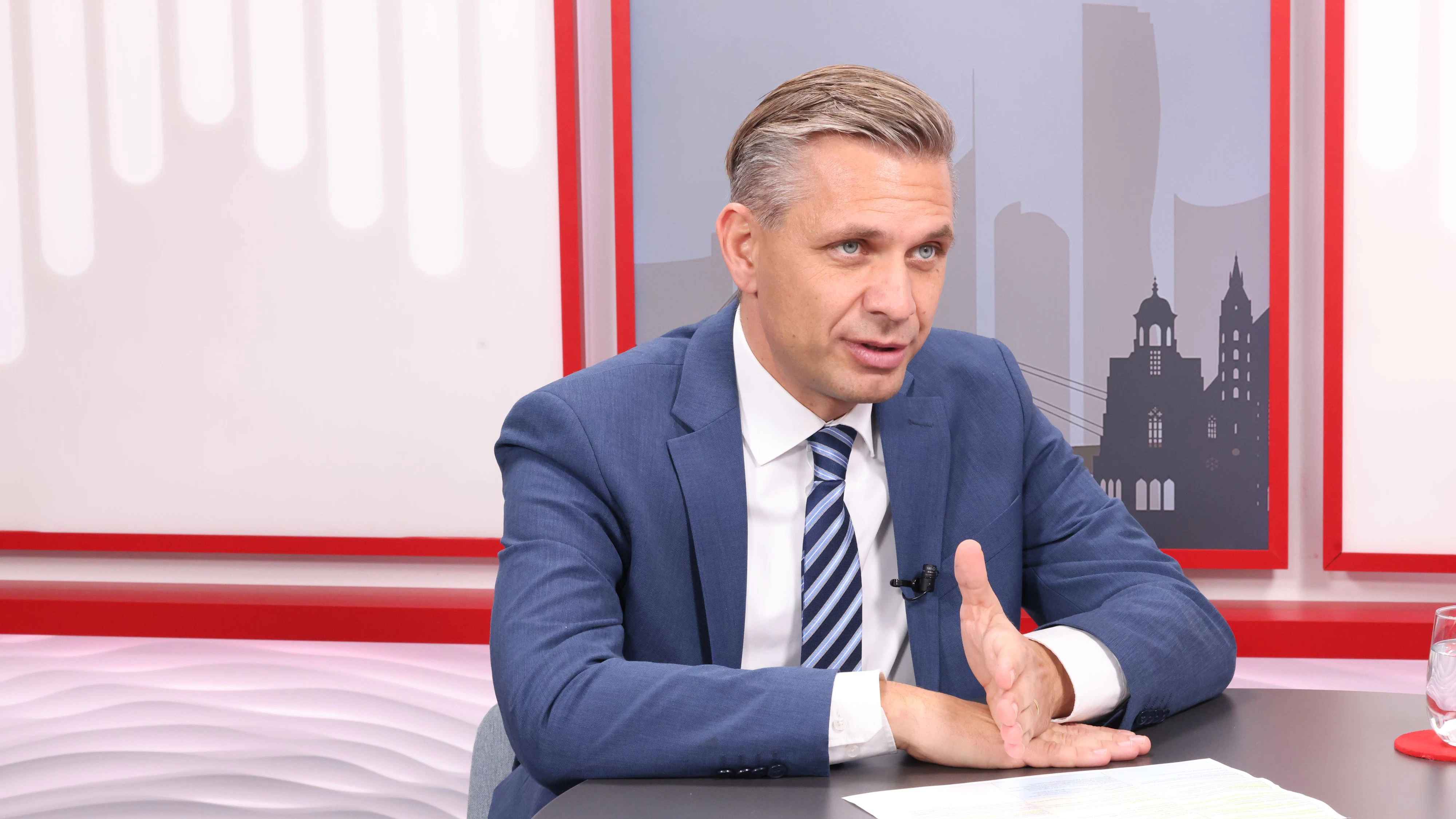 VP-Minister Hattmannsdorfer erklärt: Auch die Netzkosten müssen runter.
