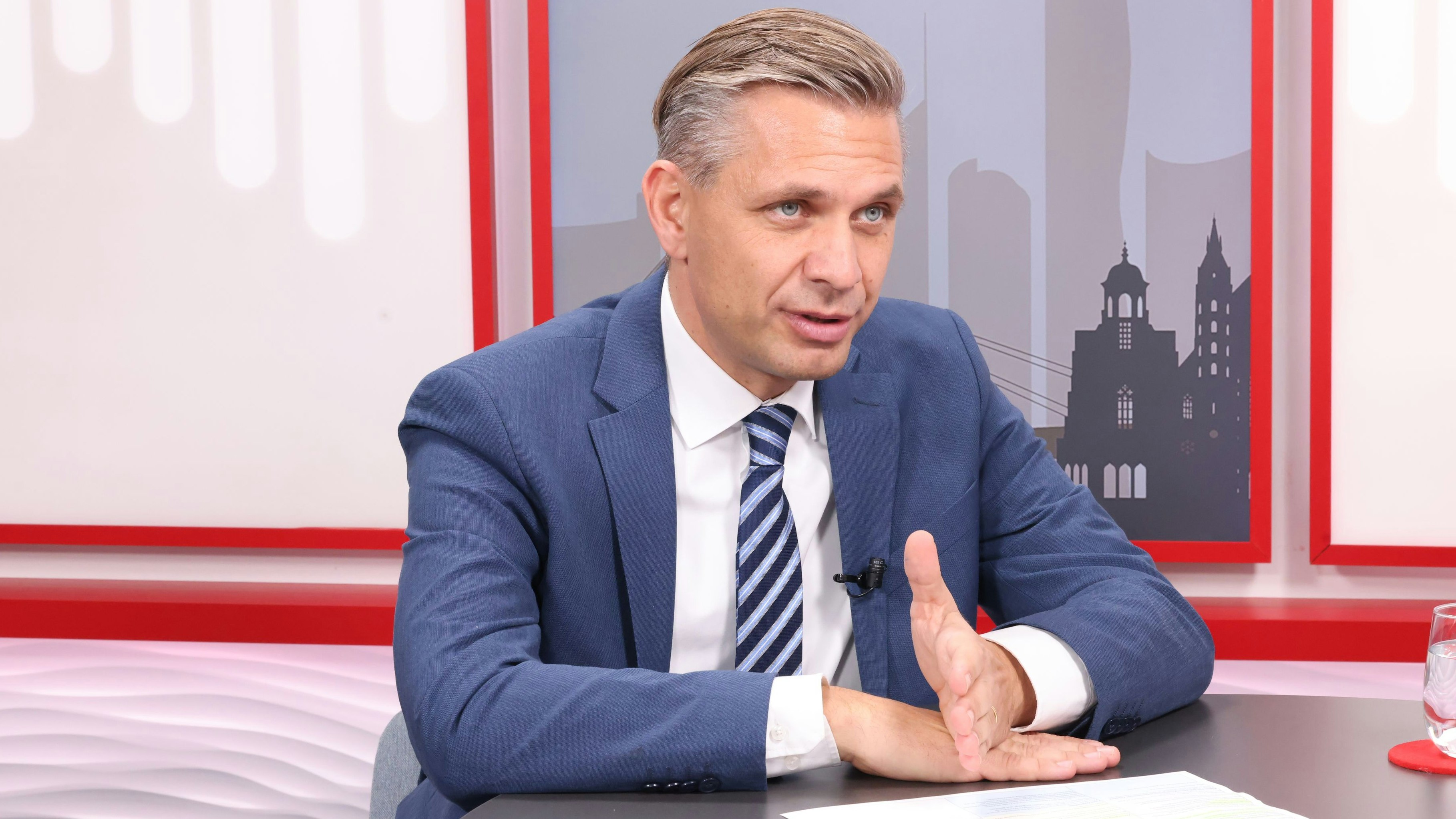 VP-Minister Hattmannsdorfer erklärt: Auch die Netzkosten müssen runter.