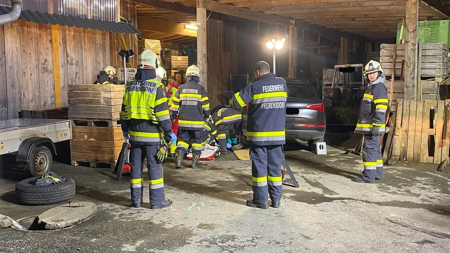 Heute.at - Auto fällt auf Oststeirer – Unglück beim Reifenwechsel