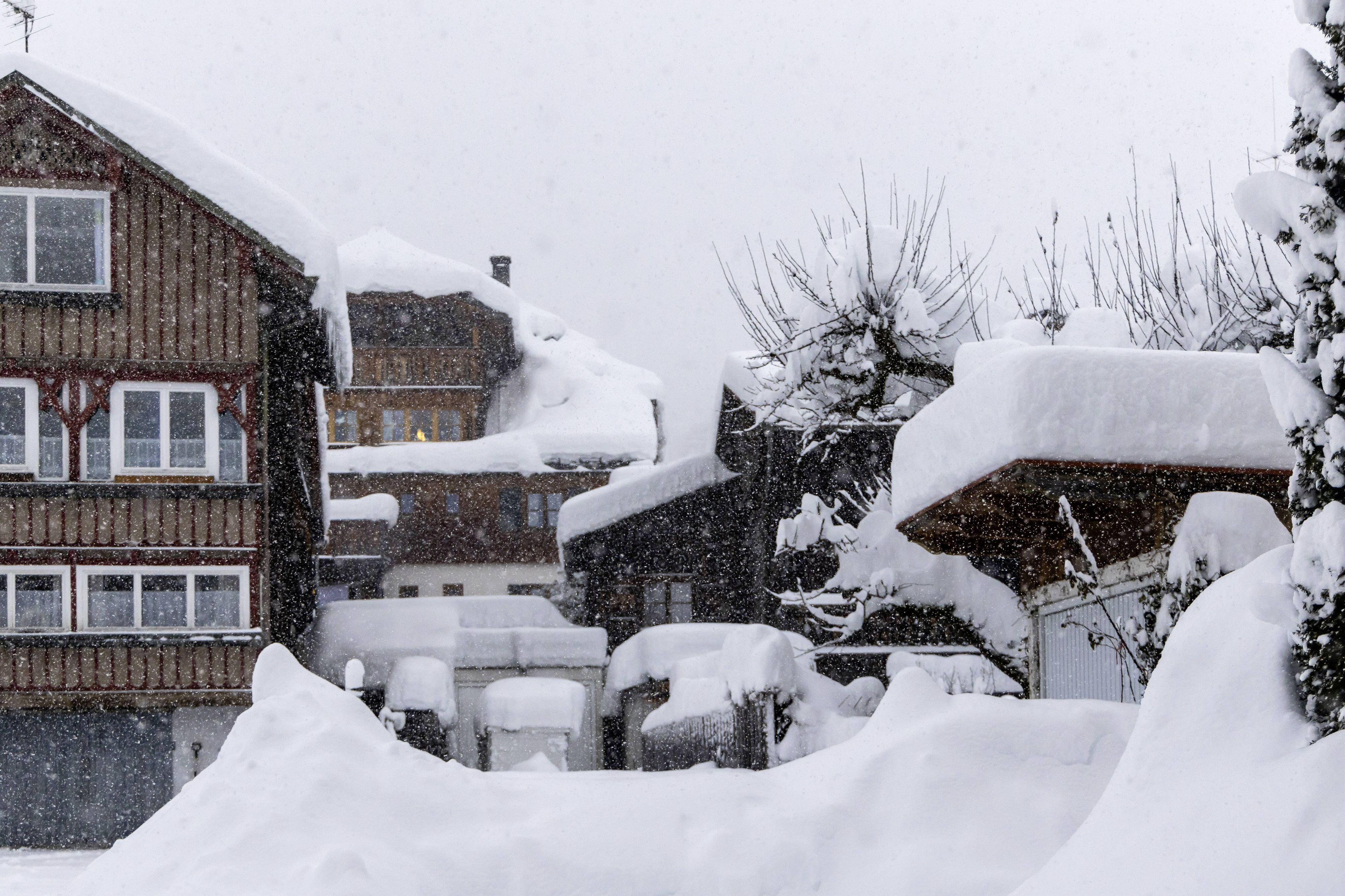 Ein Wintereinbruch bringt jetzt Schnee bis in tiefe Lagen.