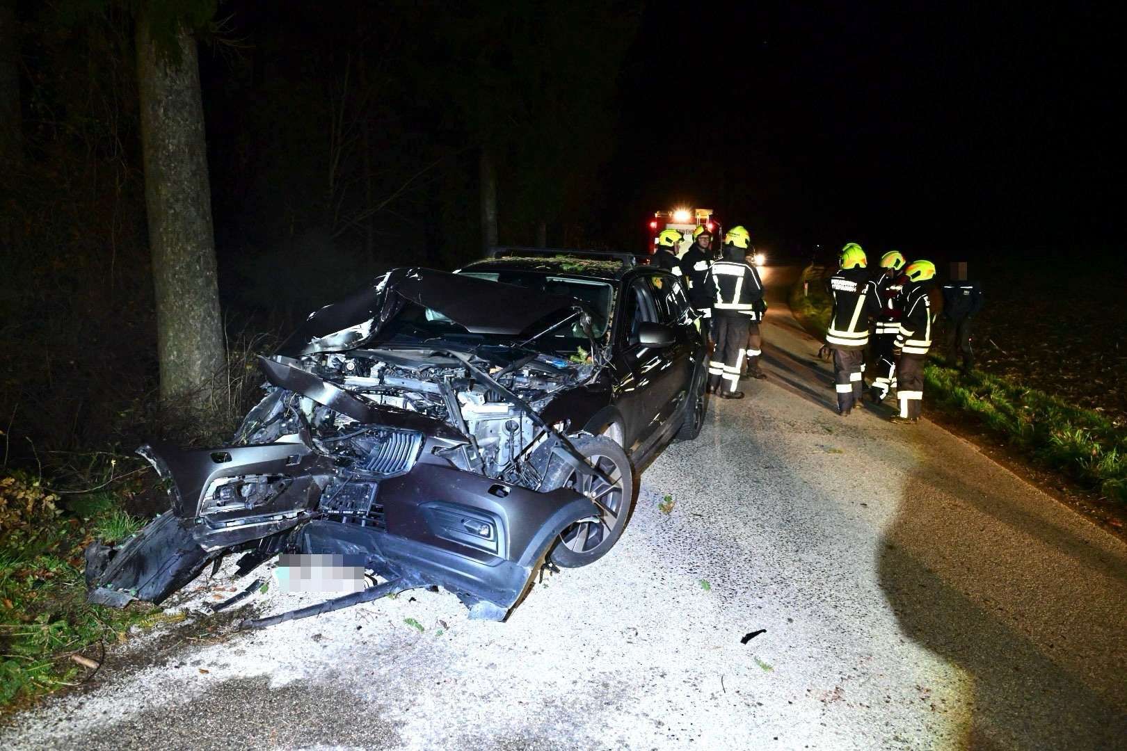 Der Pkw wurde bei dem Unfall schwer beschädigt.