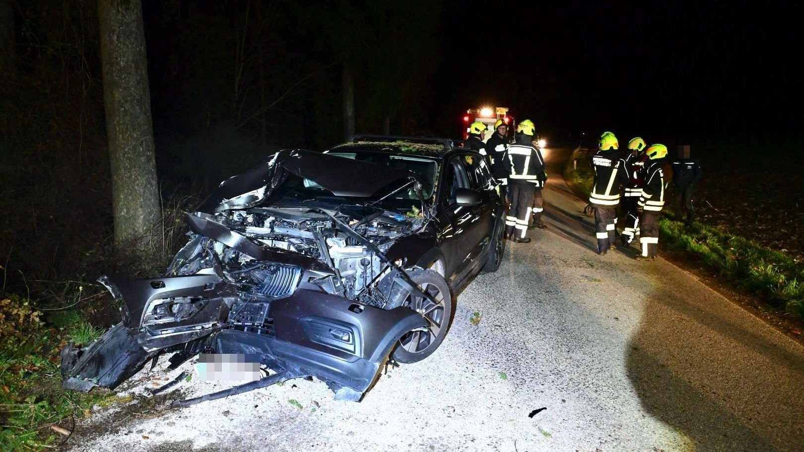 Heute.at - Autofahrer donnert am Abend frontal gegen Baum