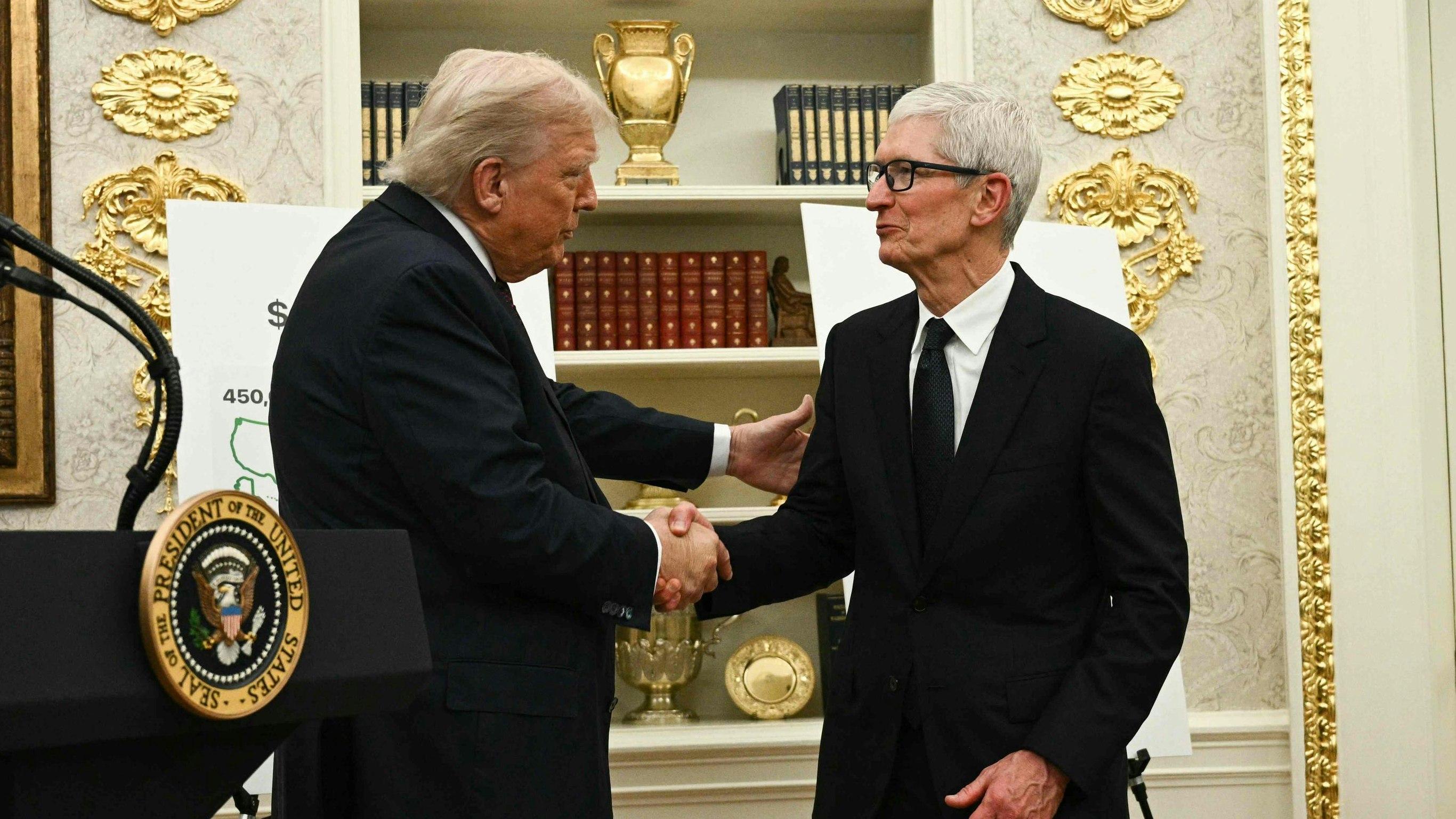 Heute.at - Klappe! Spenden! Wie sich Bosse bei Trump einschleimen