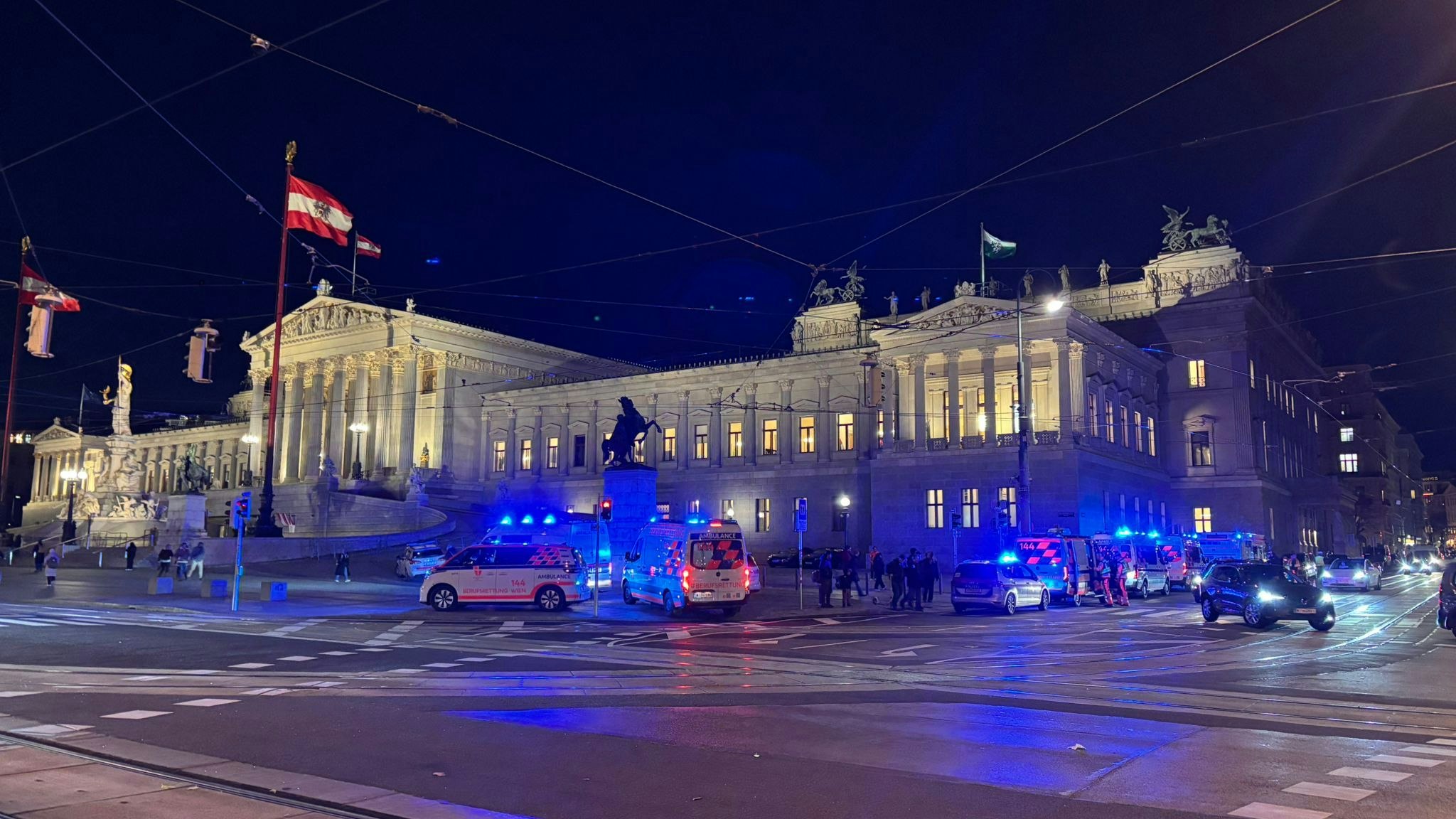 Heute.at - Blaulichtmeer am Ring! Pkw kracht in Bim, Kind verletzt