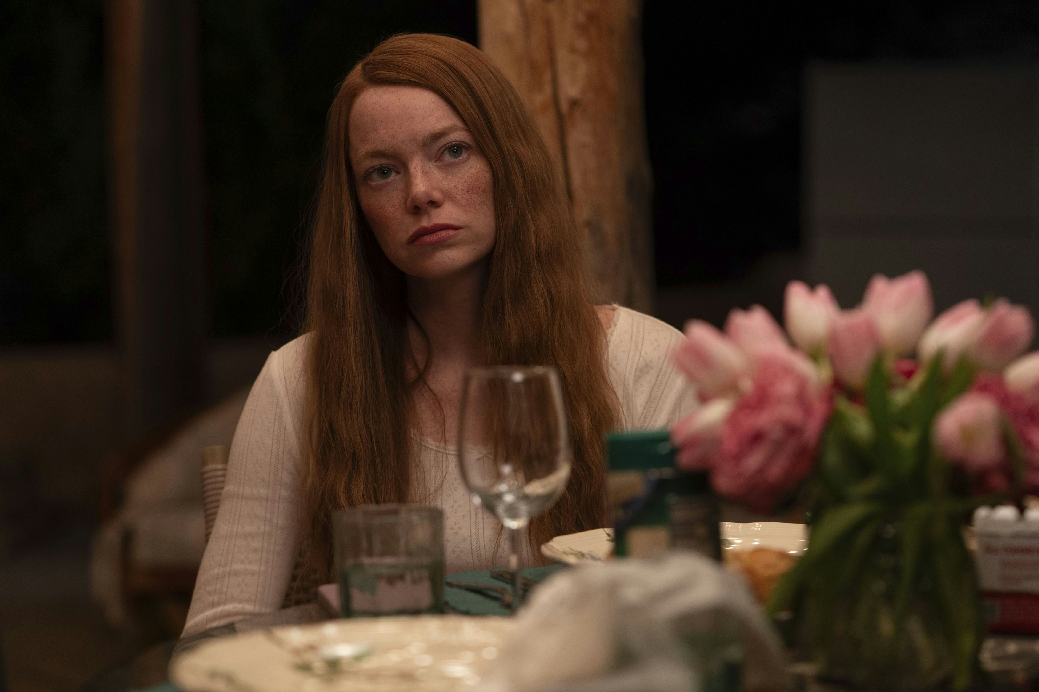 Louise (Emma Stone), die Frau von Sheriff Cross, brennt mit einem selbsternannten Guru durch