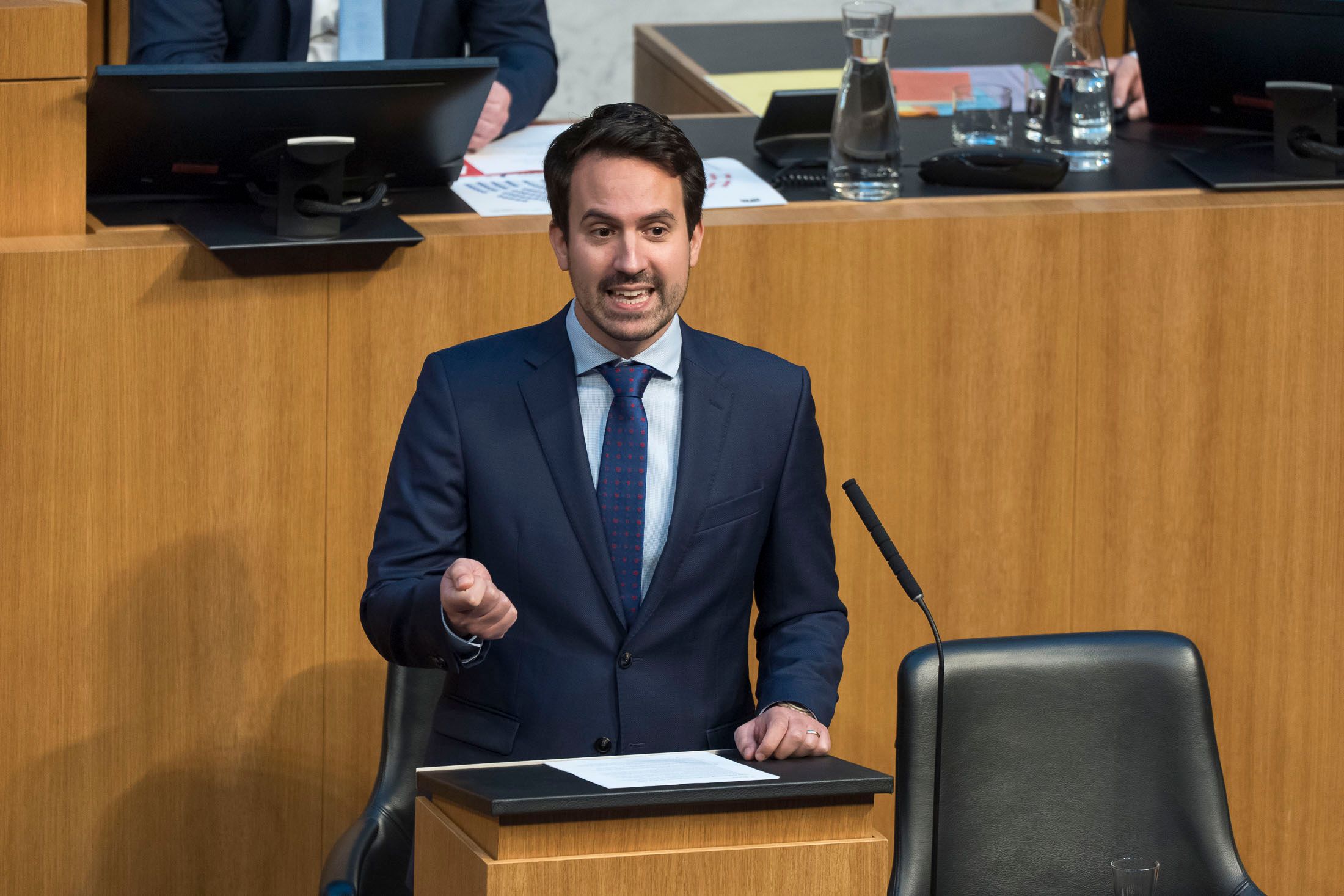 Im Rahmen einer Fragestunde im Nationalrat kritisiert Bildungsminister Christoph Wiederkehr (NEOS) den Ausbau von Sonderschulen.