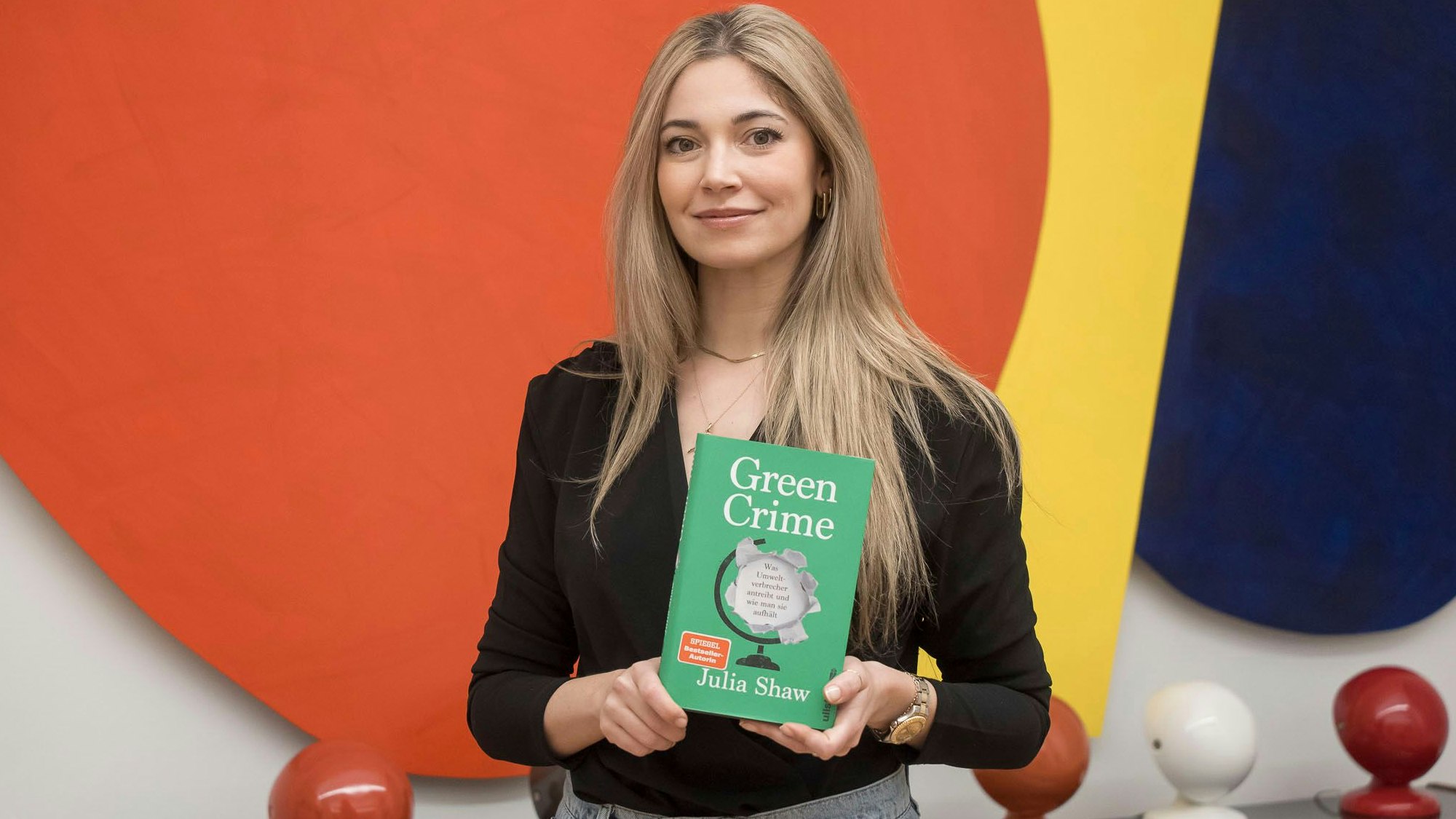 Autorin Julia Shaw im <em>"Heute"</em>-Studio mit ihrem neuen Bestseller.