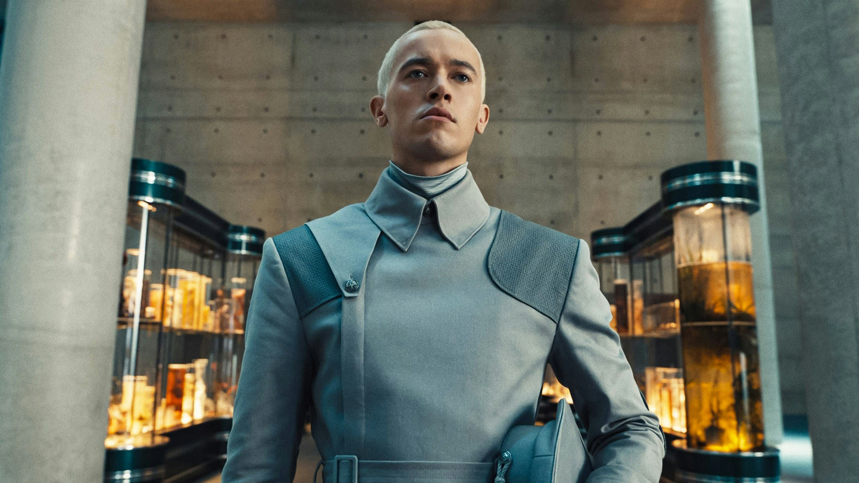 Tom Blyth USA. Tom Blyth in the CLionsgate new film: The Hunger Games: The Ballad of Songbirds and Snakes 2023 . Plot: Coriolanus Snow mentors and develops feelings for the female District 12 tribute during the 10th Hunger Games. LMK106-J10320-221123 Supplied by LMKMEDIA. Editorial Only. Landmark Media is not the copyright owner of these Film or TV stills but provides a service only for recognised Media outlets. PUBLICATIONxNOTxINxUKxUSAxCAN