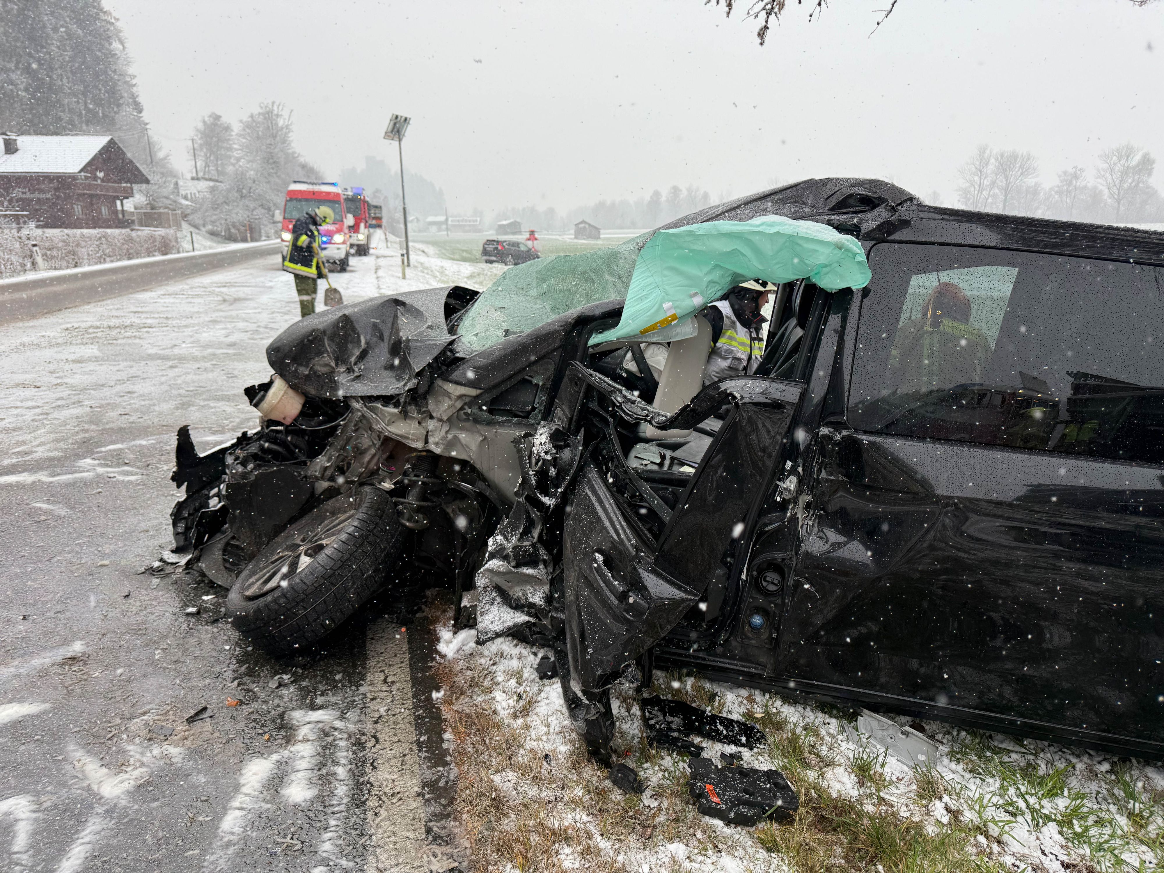 Im Bezirk Kufstein kam es zu einem schweren Unfall. Zwei Personen wurden verletzt.