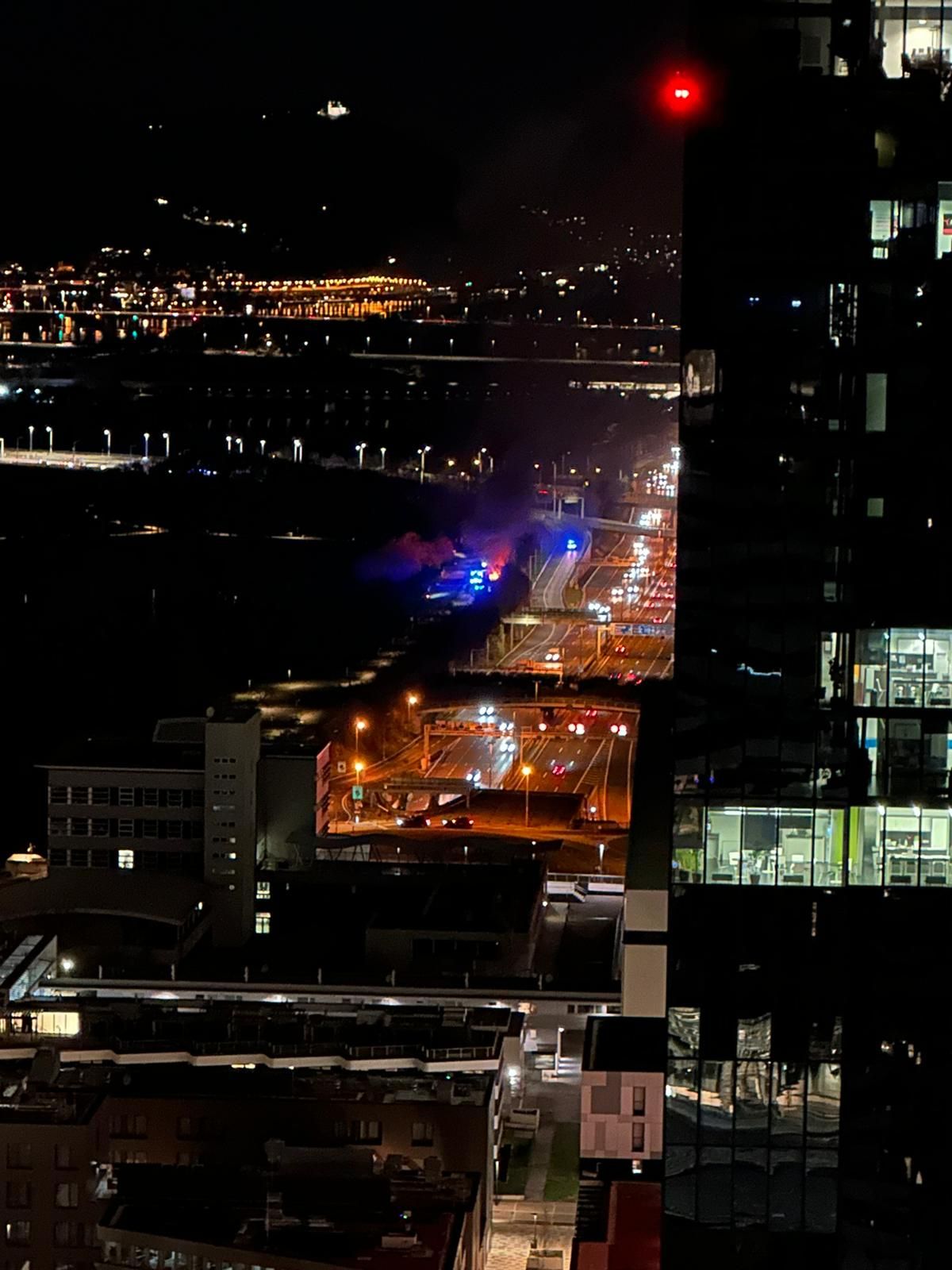 Die Wienerin beobachtete das Feuer von weitem.