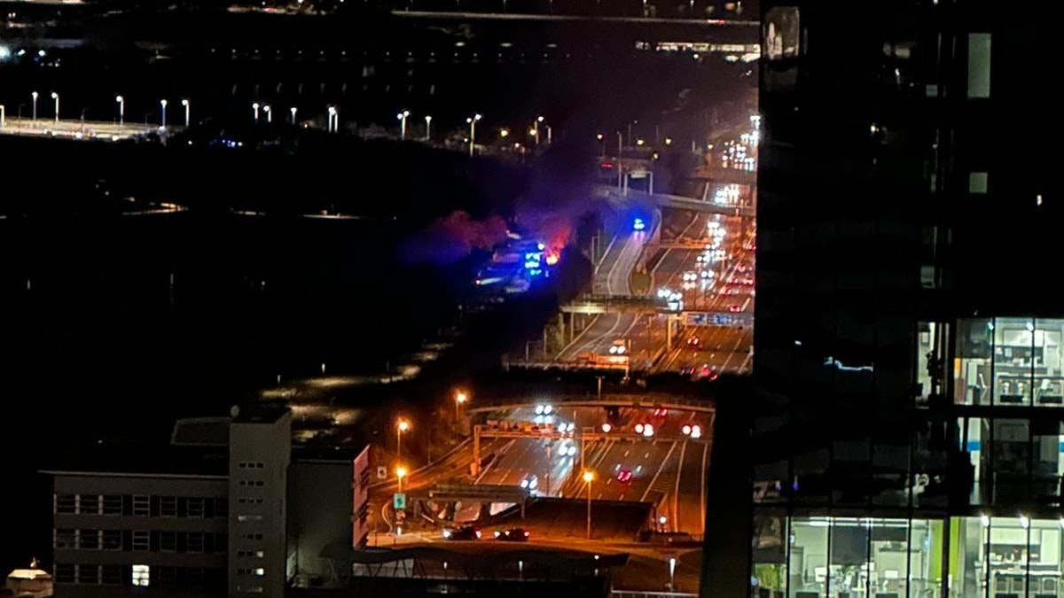 Heute.at - Feuerwehreinsatz in Wien! Auto geht in Flammen auf