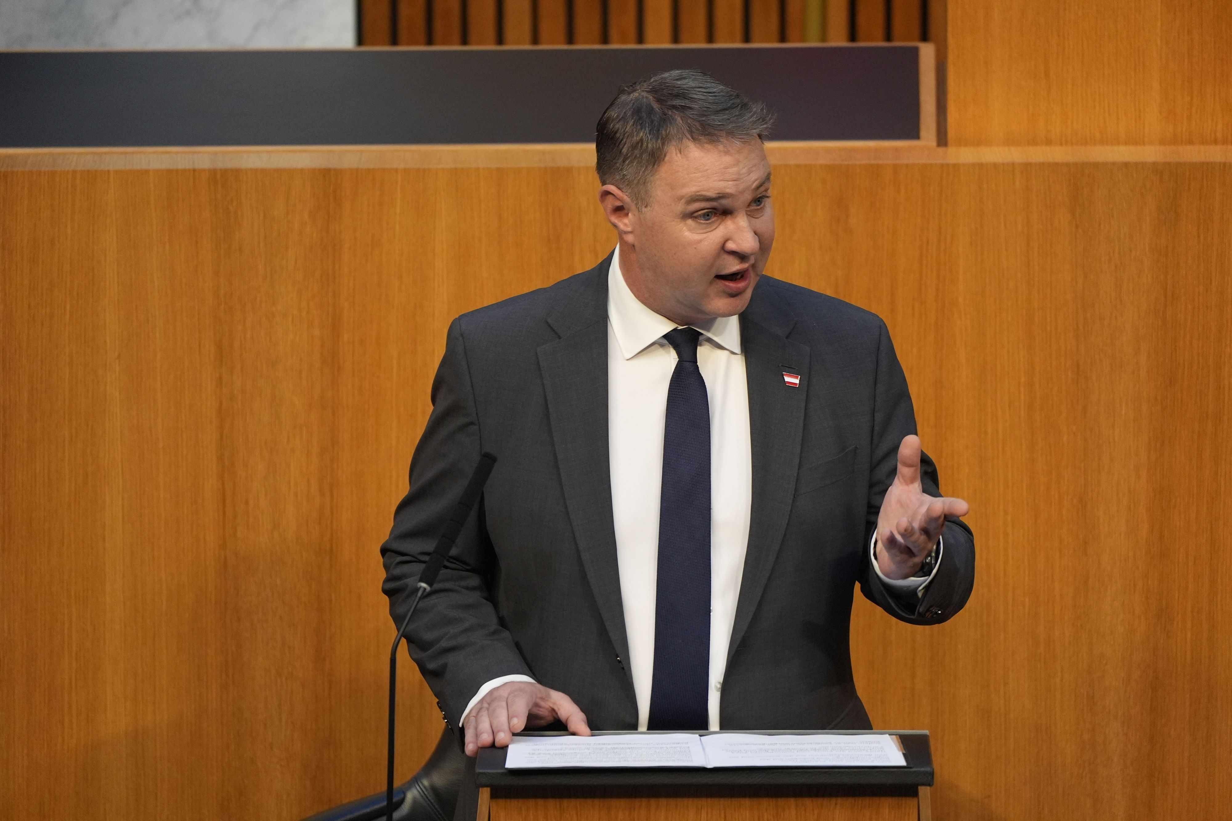 Babler fehlte im Parlament.
