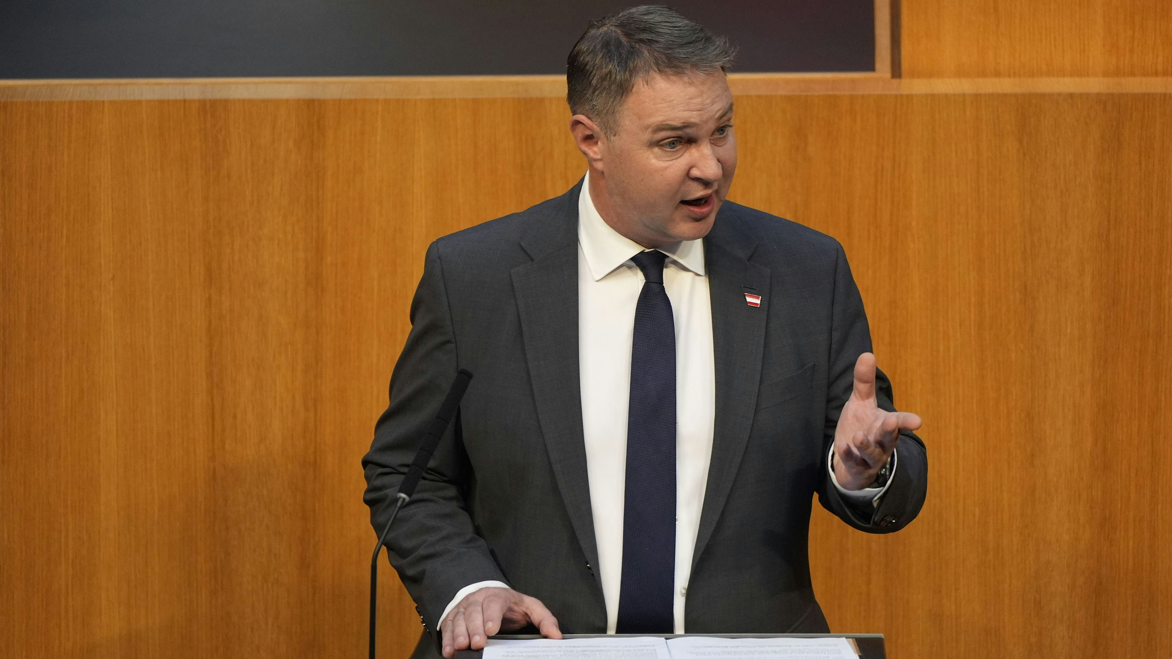 Heute.at - 34 dringende Fragen – aber Babler schwänzt Parlament