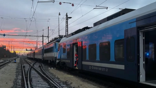 Die Personenzüge sind ineinander verkeilt.