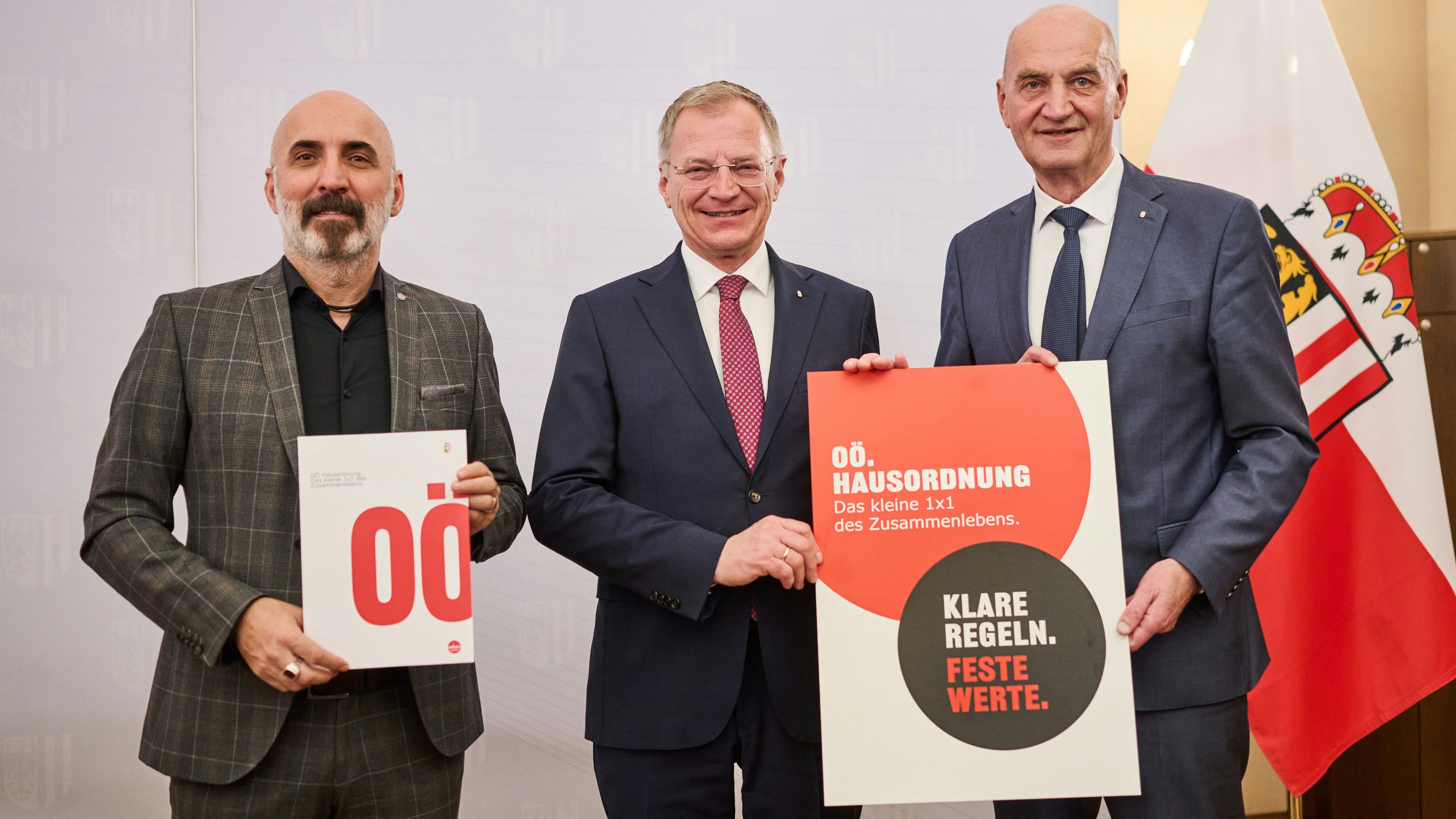 Integrations-Experte und Soziologe Kenan Güngör, Landeshauptmann Thomas Stelzer und Integrations-Landesrat Christian Dörfel präsentierten im Herbst die OÖ Hausordnung.