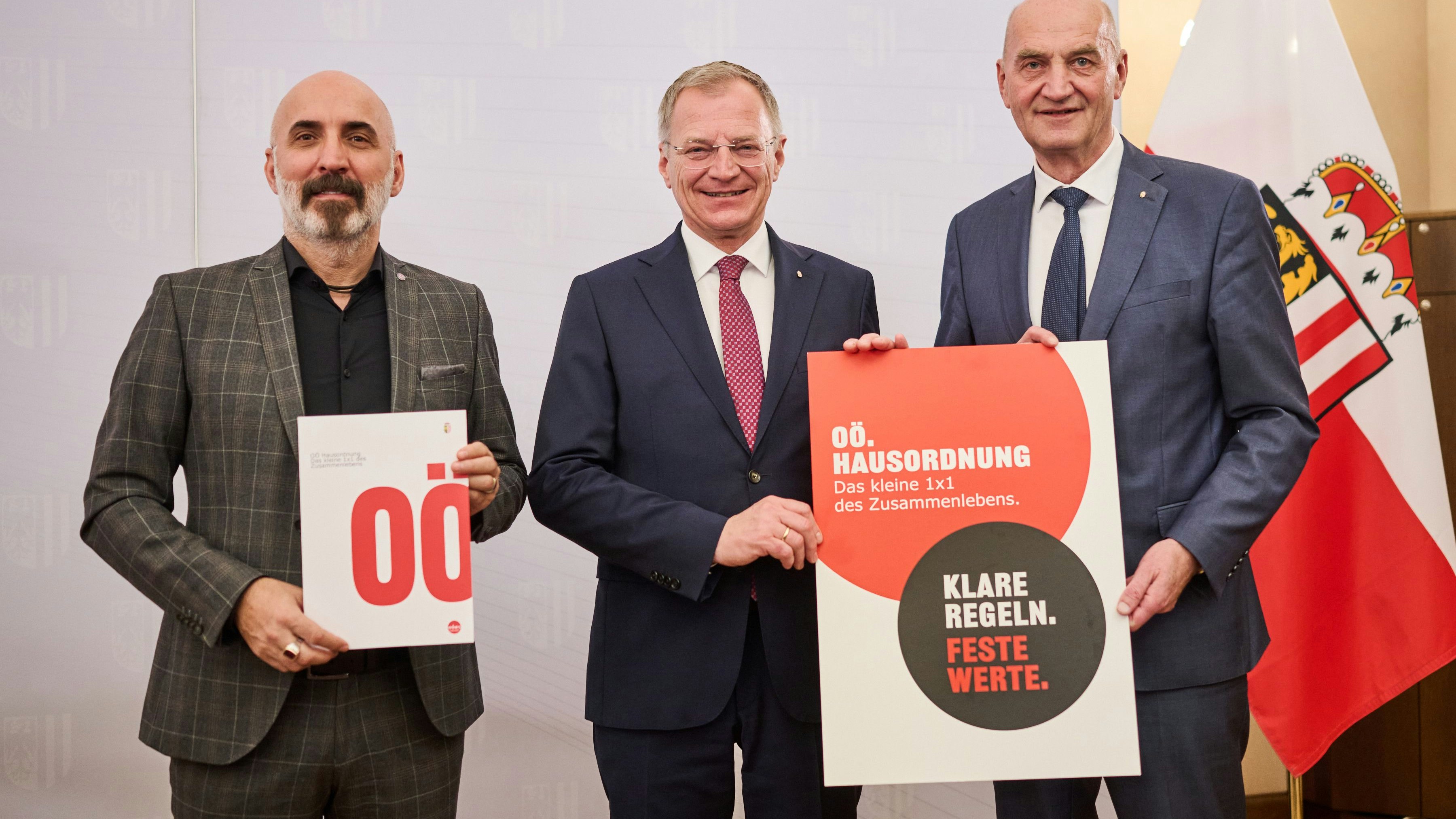 Integrations-Experte und Soziologe Kenan Güngör, Landeshauptmann Thomas Stelzer und Integrations-Landesrat Christian Dörfel präsentierten die OÖ Hausordnung. 